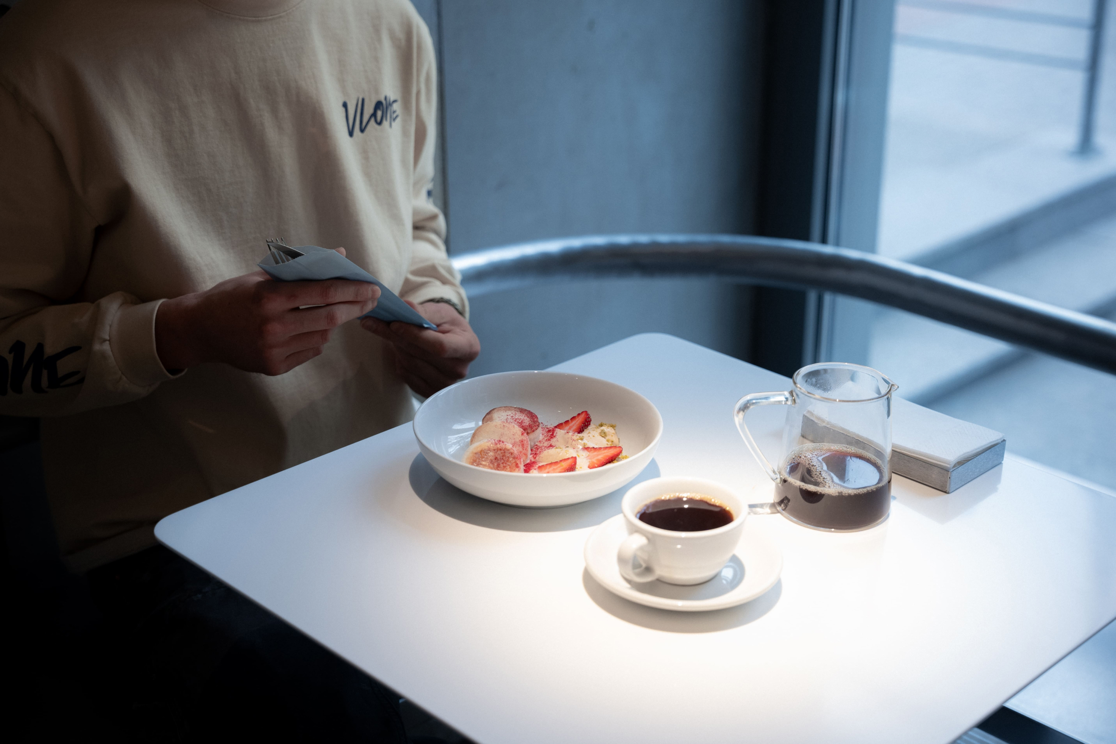 Новости ресторанов: сашими из желтохвоста, маринованные свиные ушки и мусака с осьминогом (фото 1)