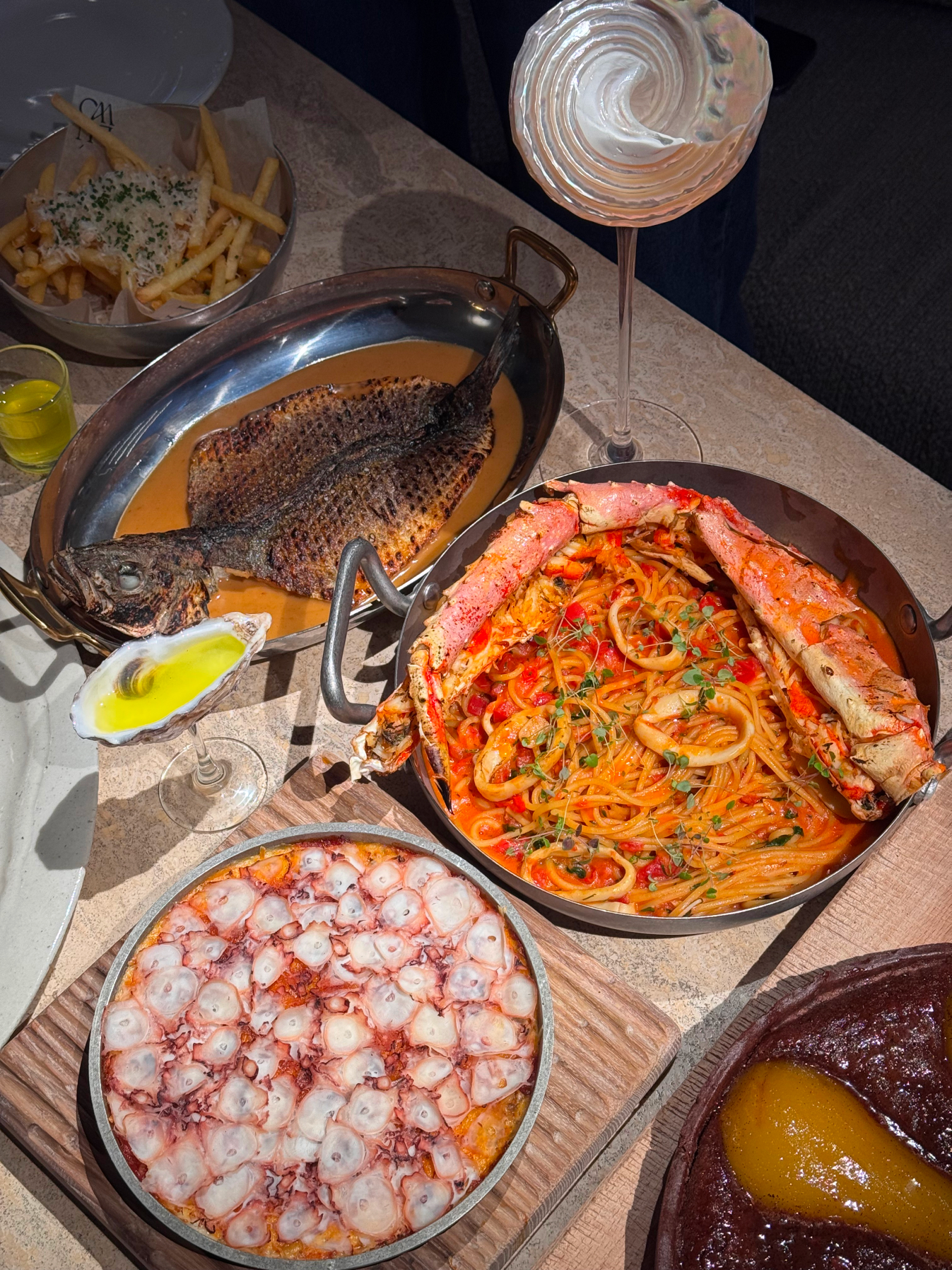 Новости ресторанов: сашими из желтохвоста, маринованные свиные ушки и мусака с осьминогом (фото 7)