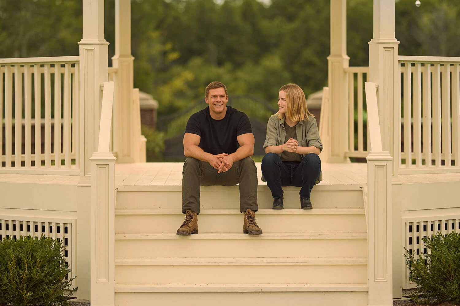 «Белый лотос» и «Аутсорс»: какие сериалы смотреть в феврале (фото 20)