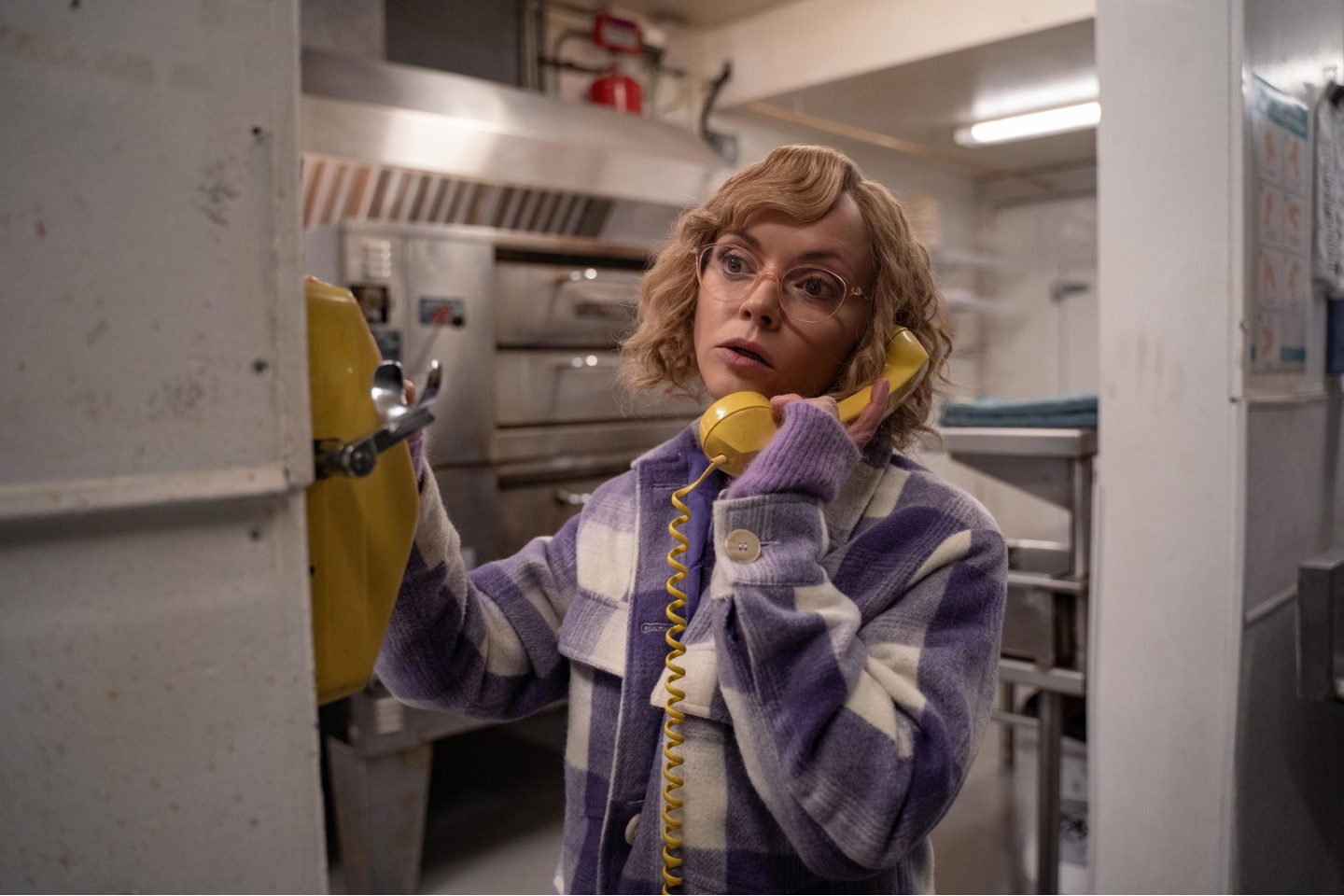 «Белый лотос» и «Аутсорс»: какие сериалы смотреть в феврале (фото 15)