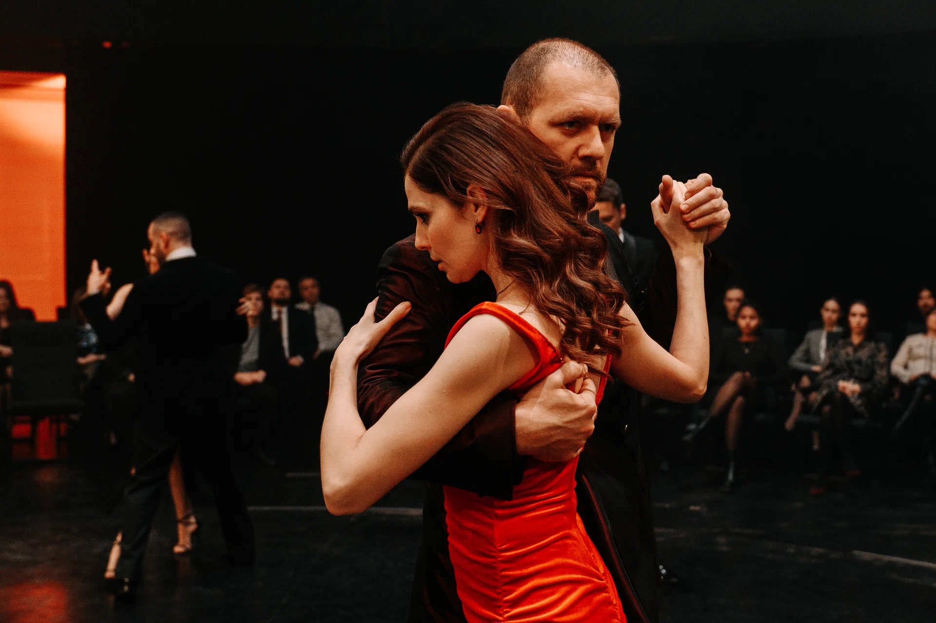 «Белый лотос» и «Аутсорс»: какие сериалы смотреть в феврале (фото 12)