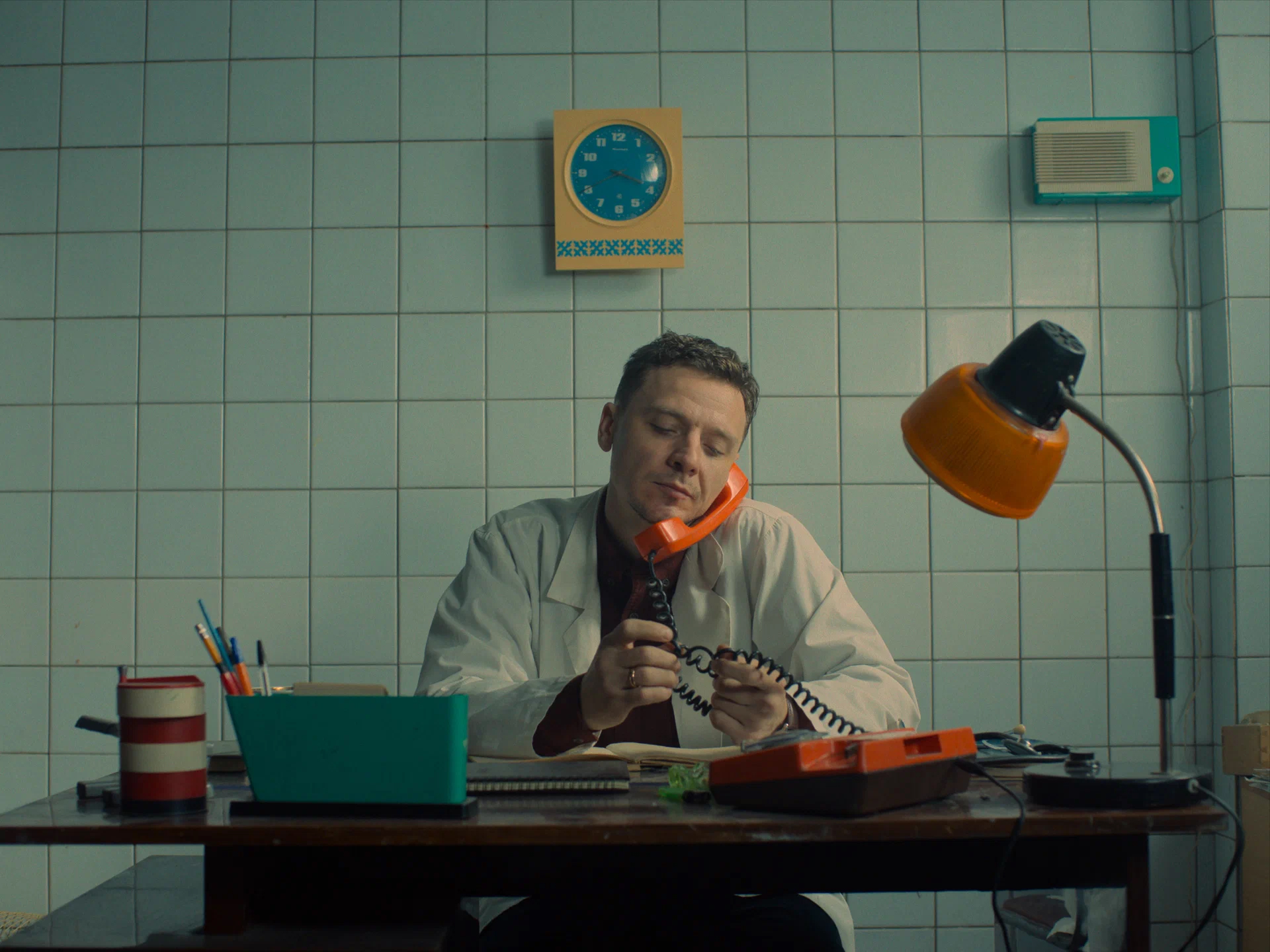 «Белый лотос» и «Аутсорс»: какие сериалы смотреть в феврале (фото 7)