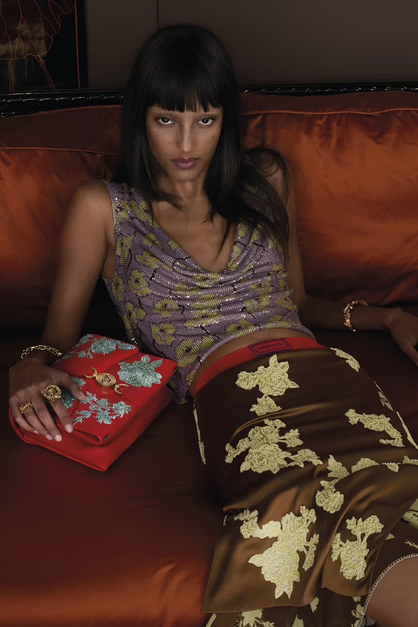 Versace показал рекламную кампанию коллекции весна-лето 2025 (фото 1)
