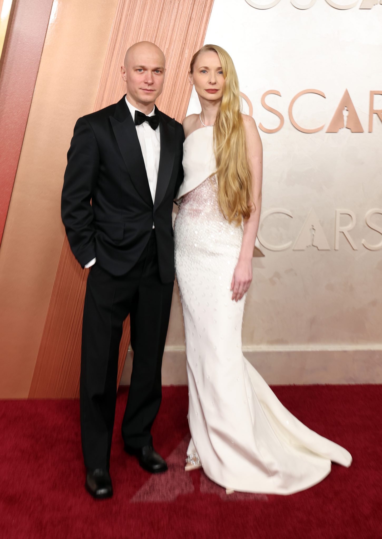 Марк Эйдельштейн в Balenciaga и Майли Сайрус в Alexander McQueen: красная дорожка «Оскар-2025» (фото 24)