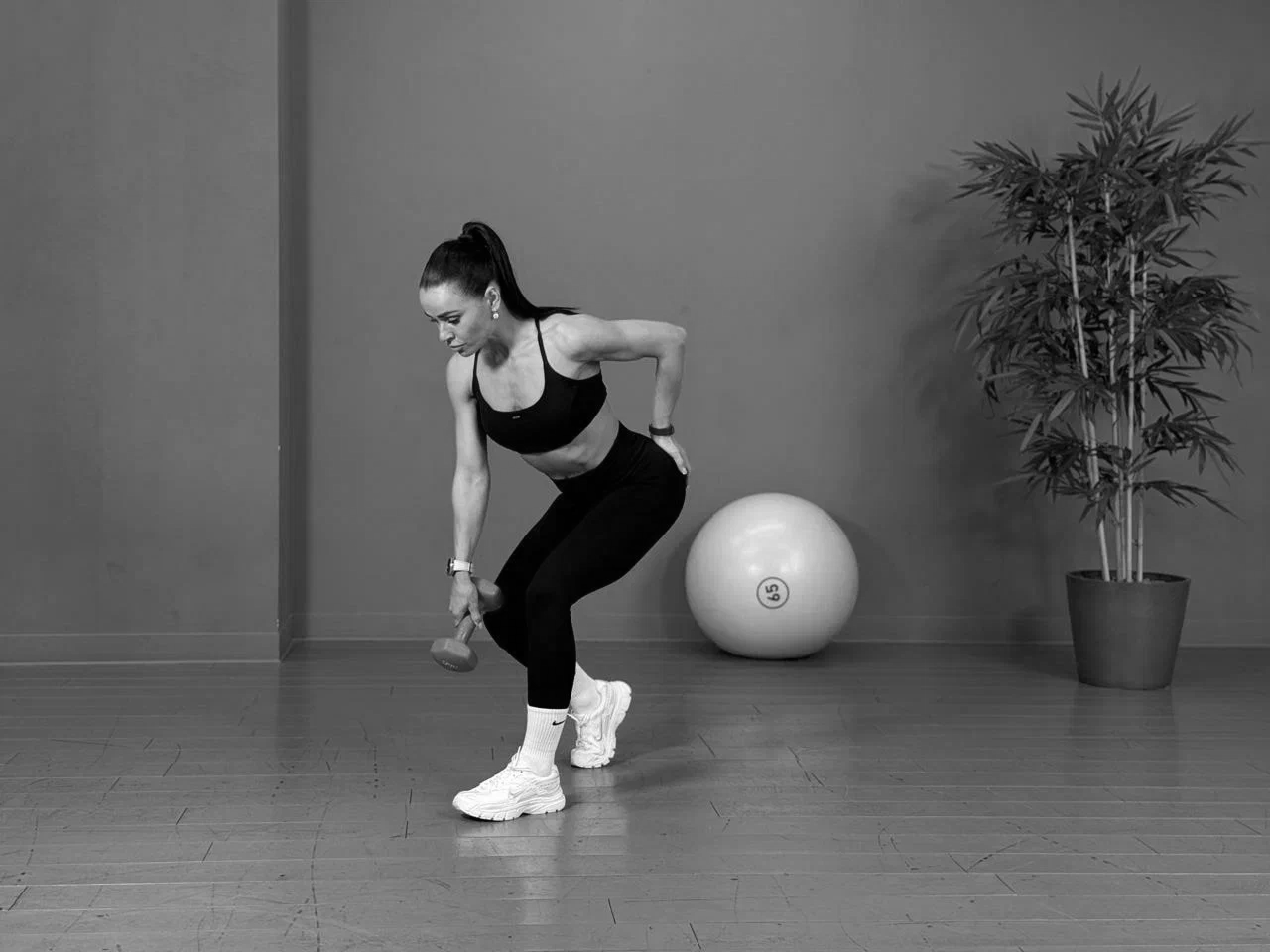 Какие упражнения эффективны для бедер и ягодиц? Показывает тренер (фото 4)