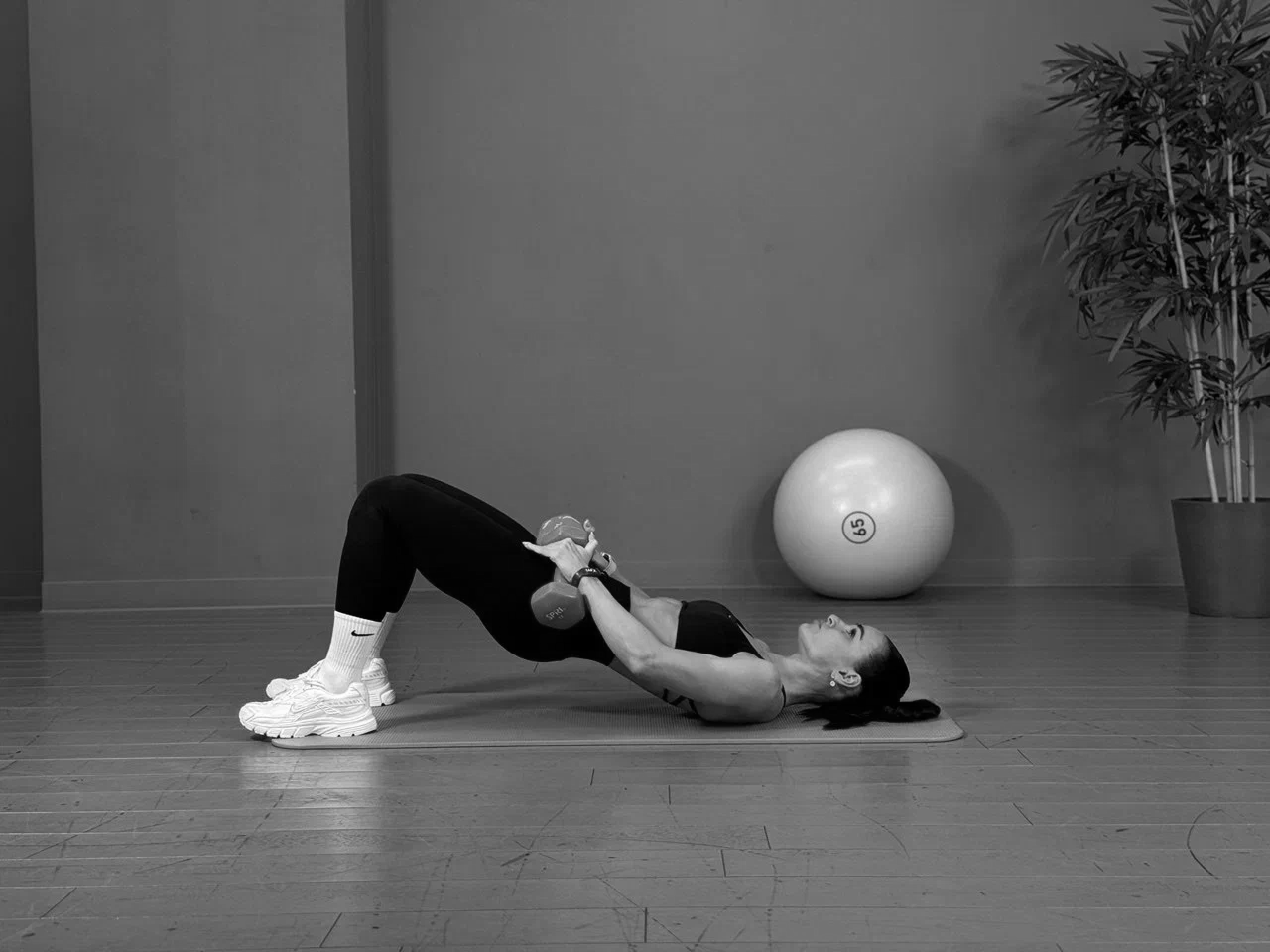 Какие упражнения эффективны для бедер и ягодиц? Показывает тренер (фото 5)