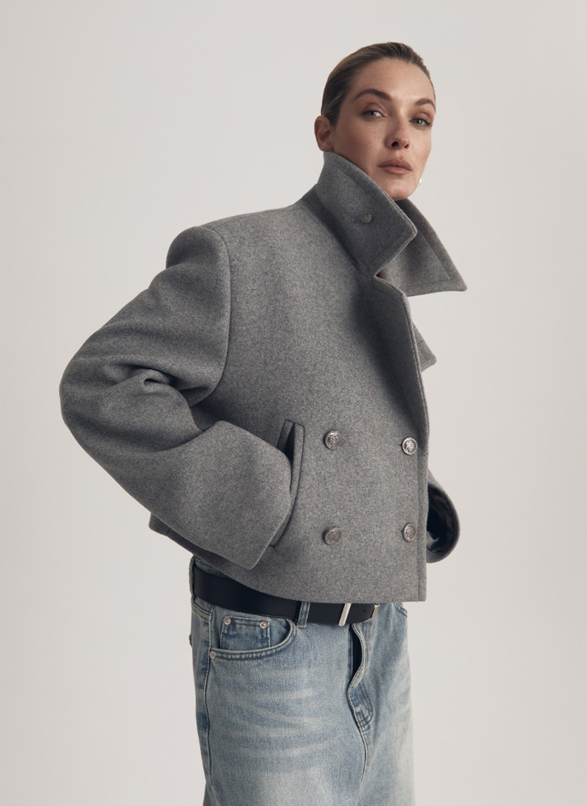 Все, кроме бежевого тренча (ну почти). 20 вариантов верхней одежды на весну — и все от локальных брендов (фото 23)