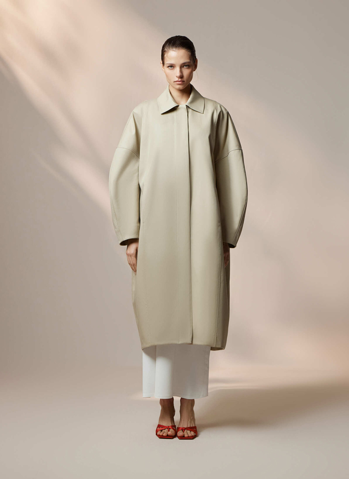 Все, кроме бежевого тренча (ну почти). 20 вариантов верхней одежды на весну — и все от локальных брендов (фото 9)