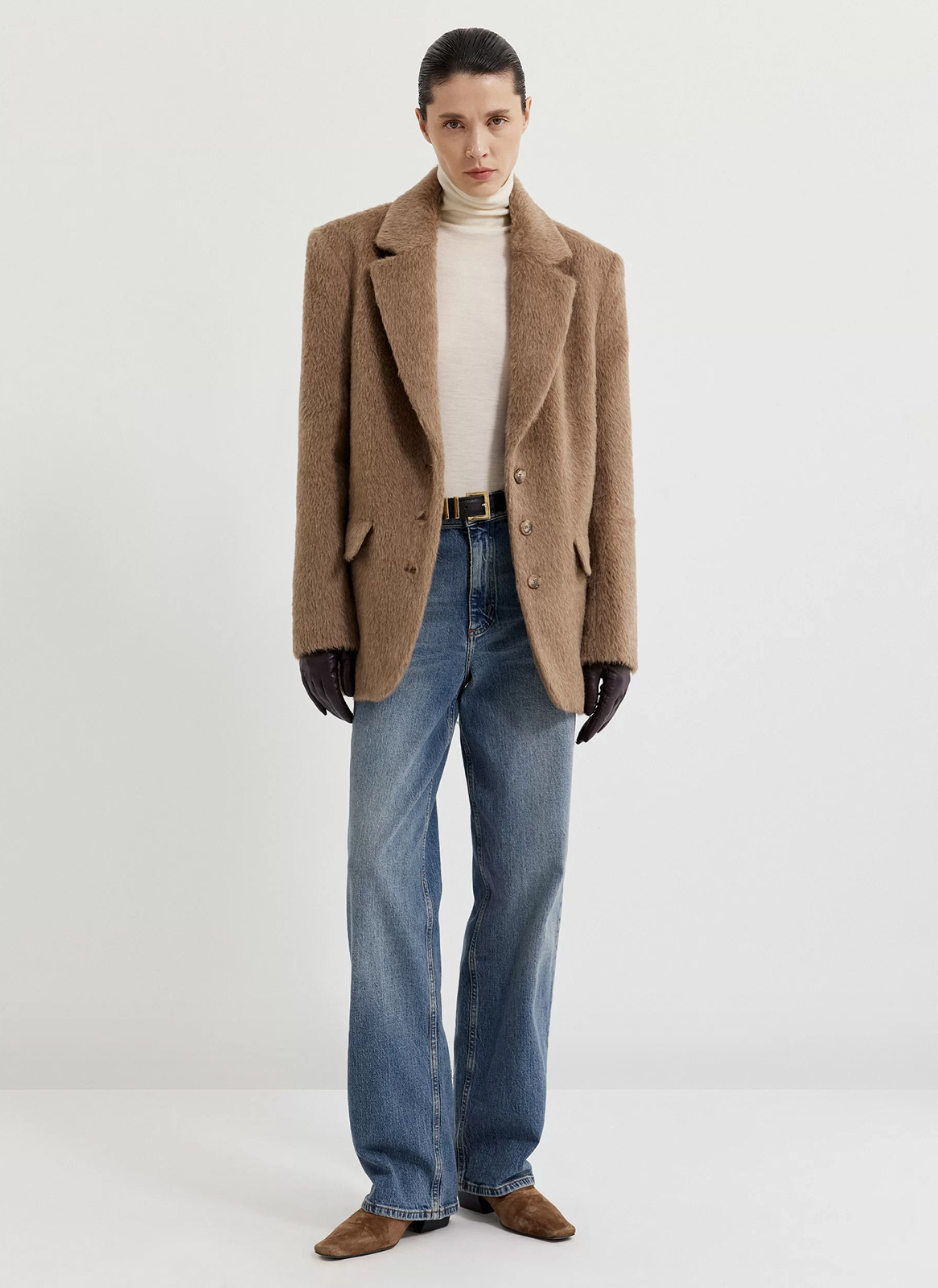 Все, кроме бежевого тренча (ну почти). 20 вариантов верхней одежды на весну — и все от локальных брендов (фото 29)