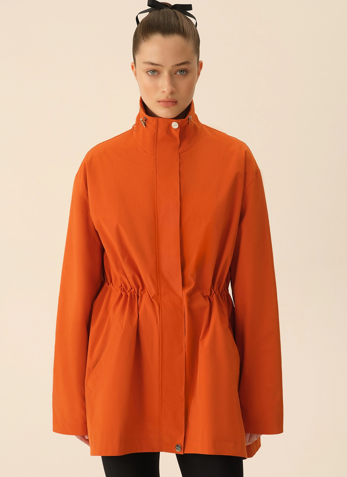 Все, кроме бежевого тренча (ну почти). 20 вариантов верхней одежды на весну — и все от локальных брендов (фото 19)