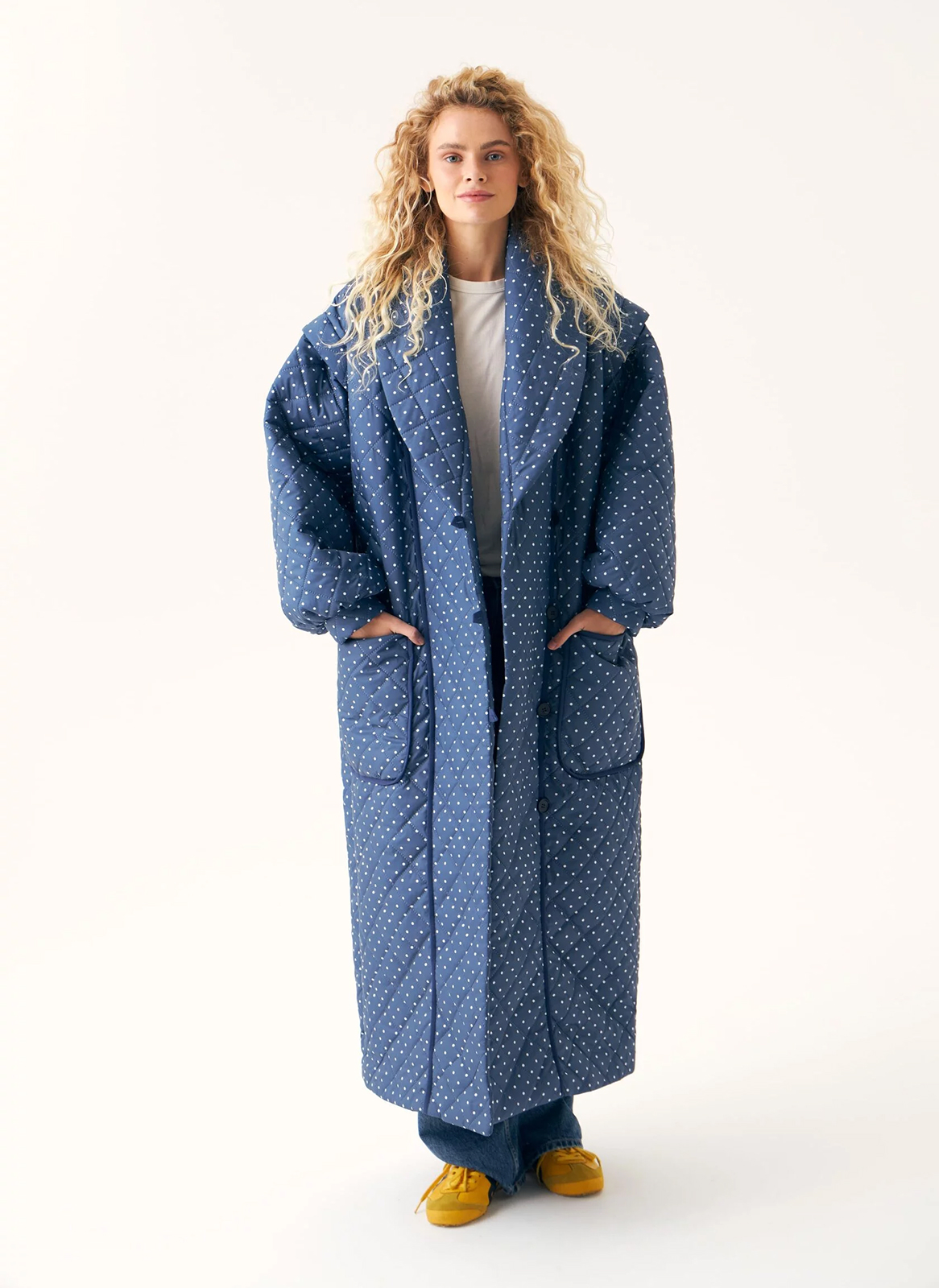 Все, кроме бежевого тренча (ну почти). 20 вариантов верхней одежды на весну — и все от локальных брендов (фото 33)