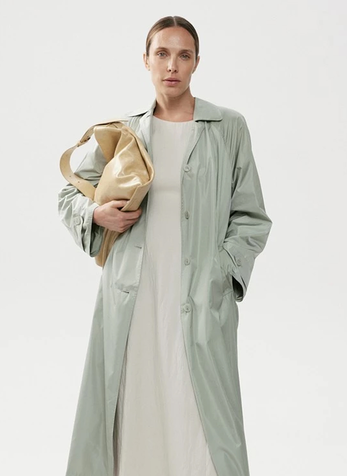 Все, кроме бежевого тренча (ну почти). 20 вариантов верхней одежды на весну — и все от локальных брендов (фото 35)