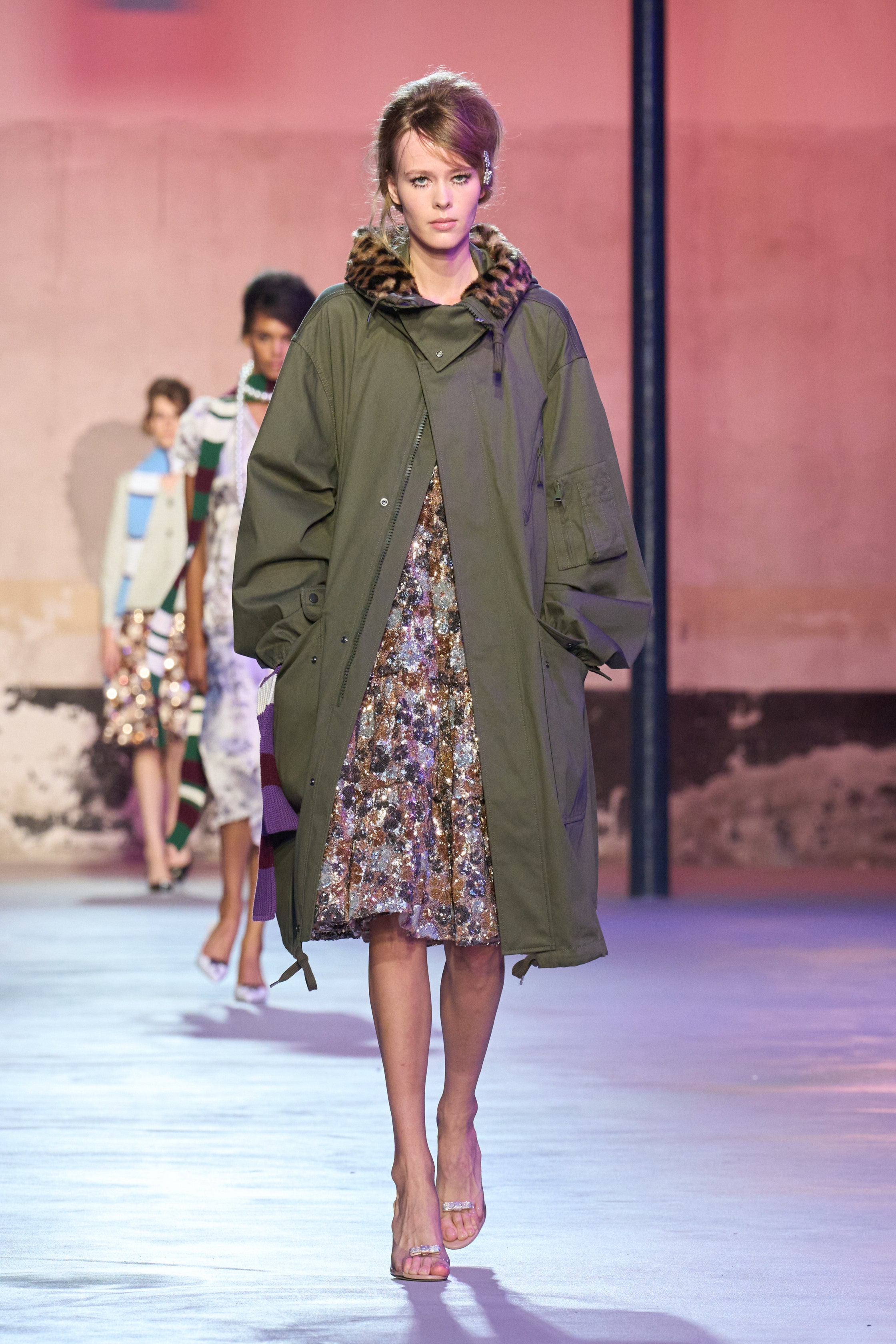 Парка плюс платье: самое модное сочетание сезона весна-лето 2025 (фото 16)