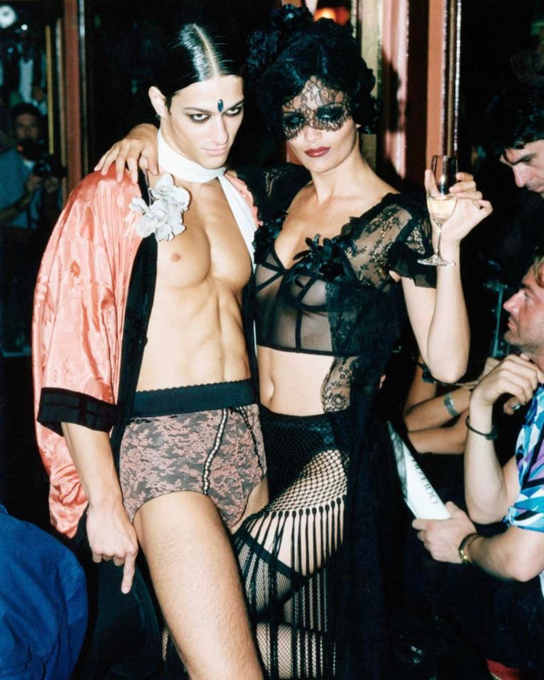 Конические бра и татуированные вещи: знаковые креативные решения Жана-Поля Готье (фото 25)