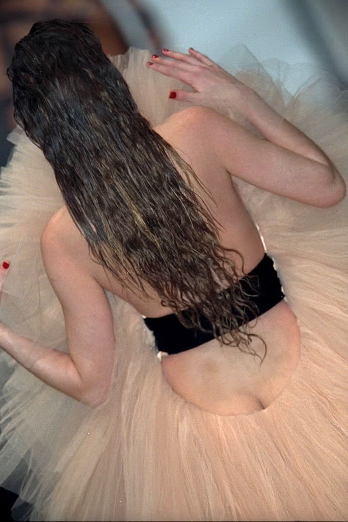 Конические бра и татуированные вещи: знаковые креативные решения Жана-Поля Готье (фото 19)