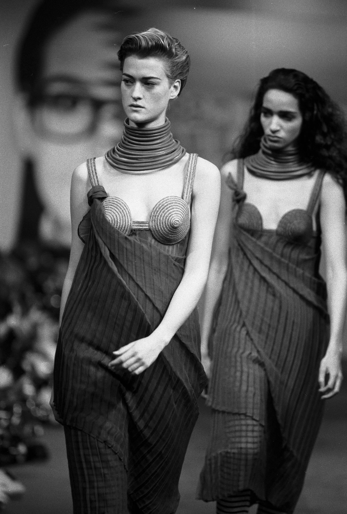 Конические бра и татуированные вещи: знаковые креативные решения Жана-Поля Готье (фото 38)