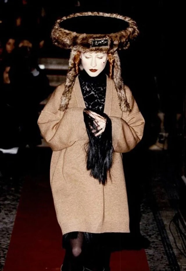 Конические бра и татуированные вещи: знаковые креативные решения Жана-Поля Готье (фото 46)