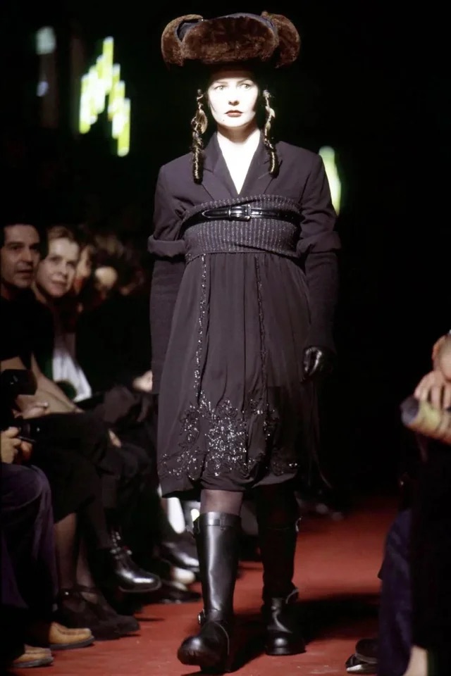 Конические бра и татуированные вещи: знаковые креативные решения Жана-Поля Готье (фото 48)