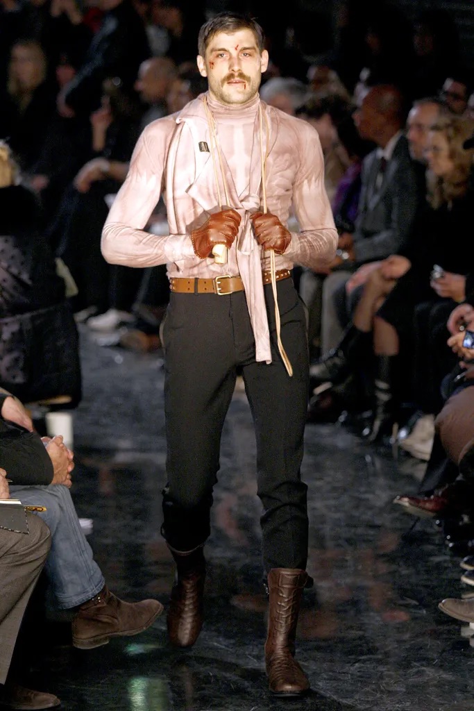 Конические бра и татуированные вещи: знаковые креативные решения Жана-Поля Готье (фото 65)