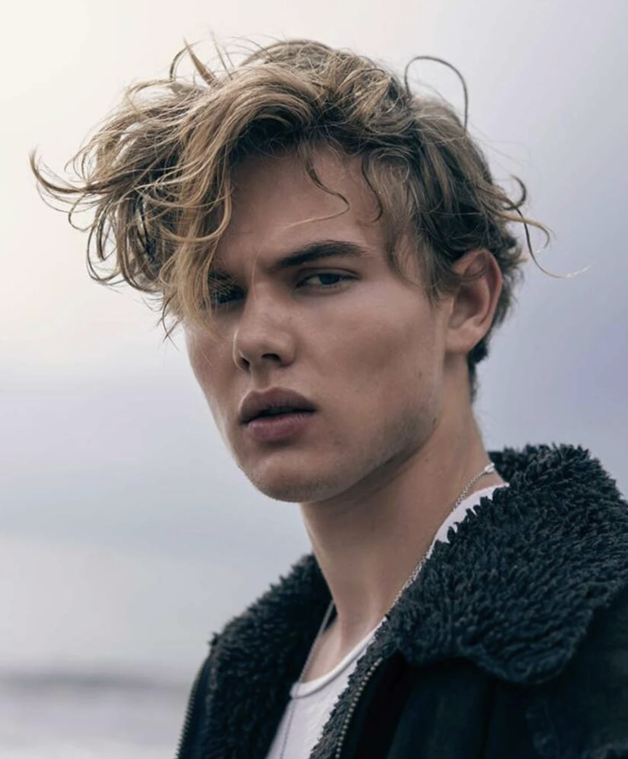 Тэннер Бьюкэнэн сыграет главную роль в триллере «Спрячься и не говори» (фото 1)