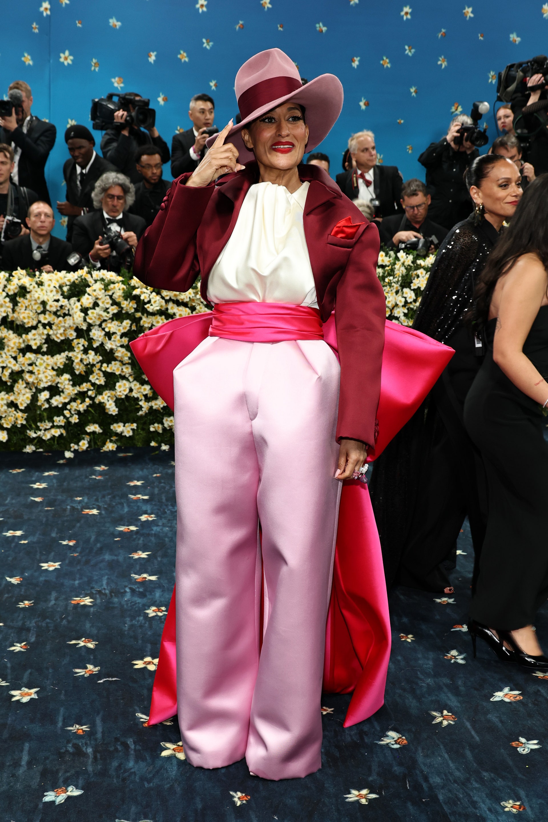 Рианна в Marc Jacobs и Энн Хэтэуэй в Carolina Herrera: красная дорожка Met Gala 2025 (фото 3)