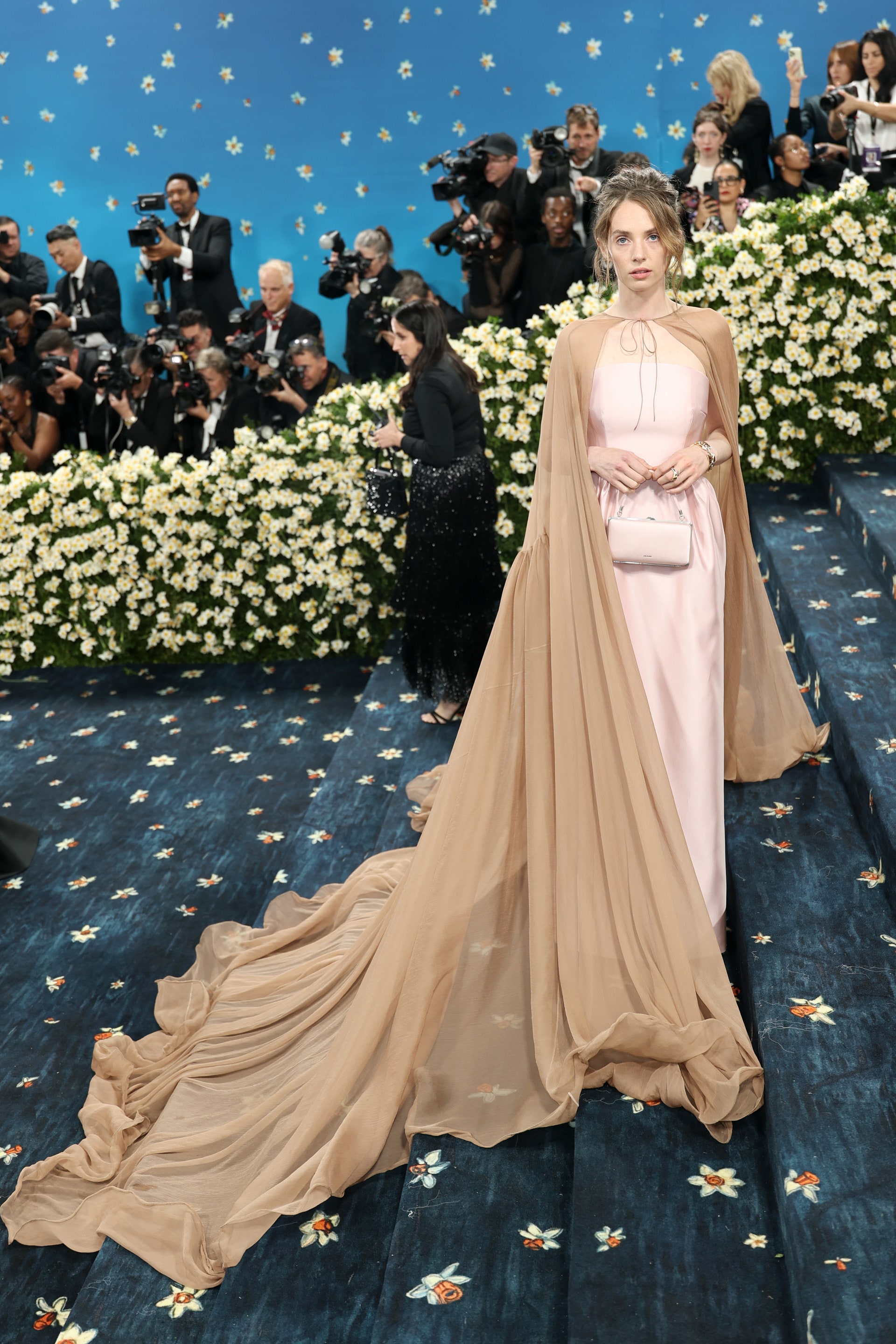 Рианна в Marc Jacobs и Энн Хэтэуэй в Carolina Herrera: красная дорожка Met Gala 2025 (фото 41)