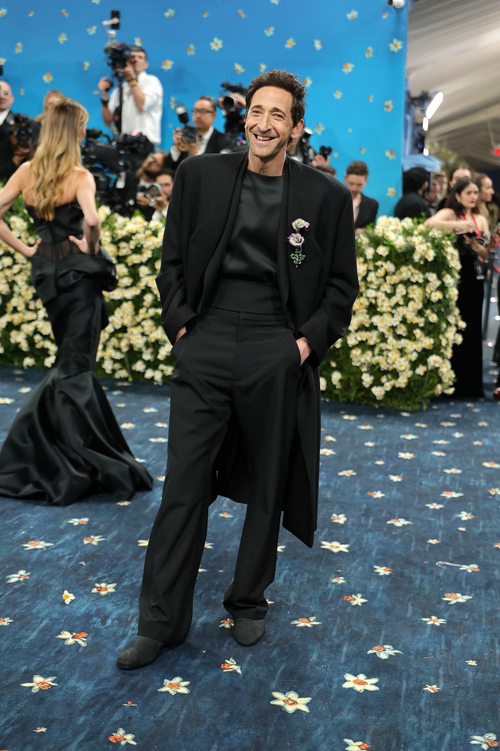 Рианна в Marc Jacobs и Энн Хэтэуэй в Carolina Herrera: красная дорожка Met Gala 2025 (фото 44)