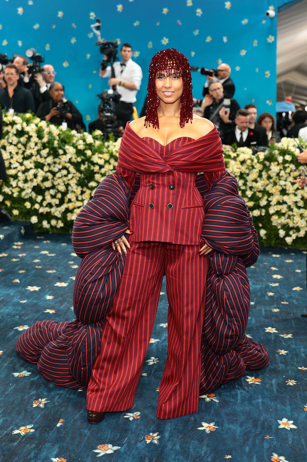 Рианна в Marc Jacobs и Энн Хэтэуэй в Carolina Herrera: красная дорожка Met Gala 2025 (фото 33)