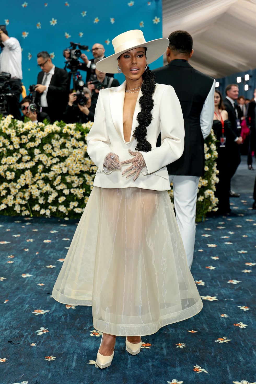 Рианна в Marc Jacobs и Энн Хэтэуэй в Carolina Herrera: красная дорожка Met Gala 2025 (фото 14)