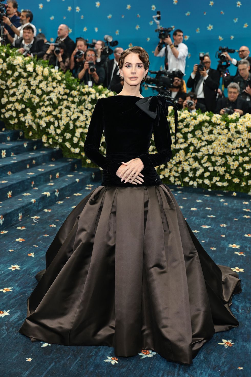 Рианна в Marc Jacobs и Энн Хэтэуэй в Carolina Herrera: красная дорожка Met Gala 2025 (фото 50)