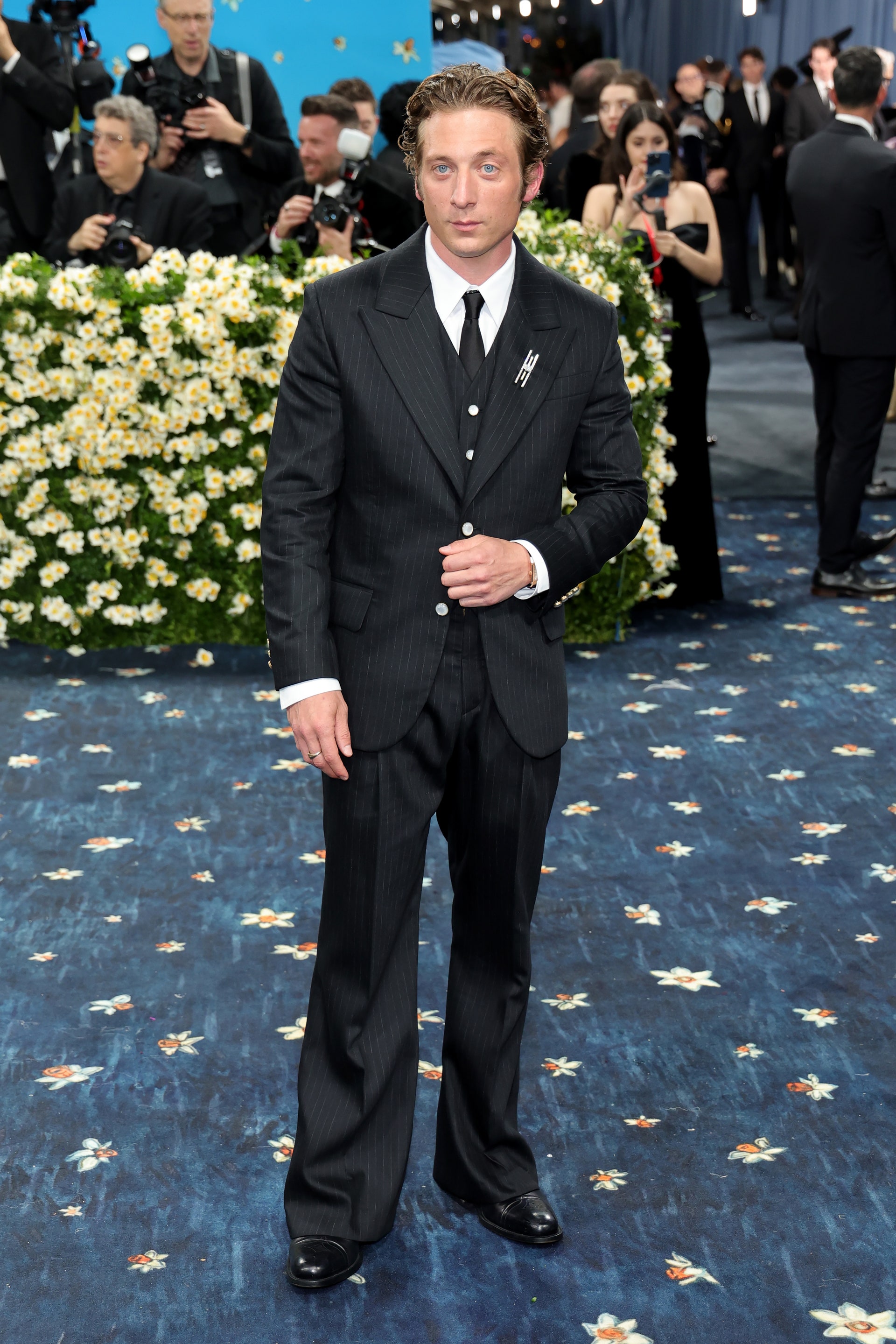 Рианна в Marc Jacobs и Энн Хэтэуэй в Carolina Herrera: красная дорожка Met Gala 2025 (фото 5)