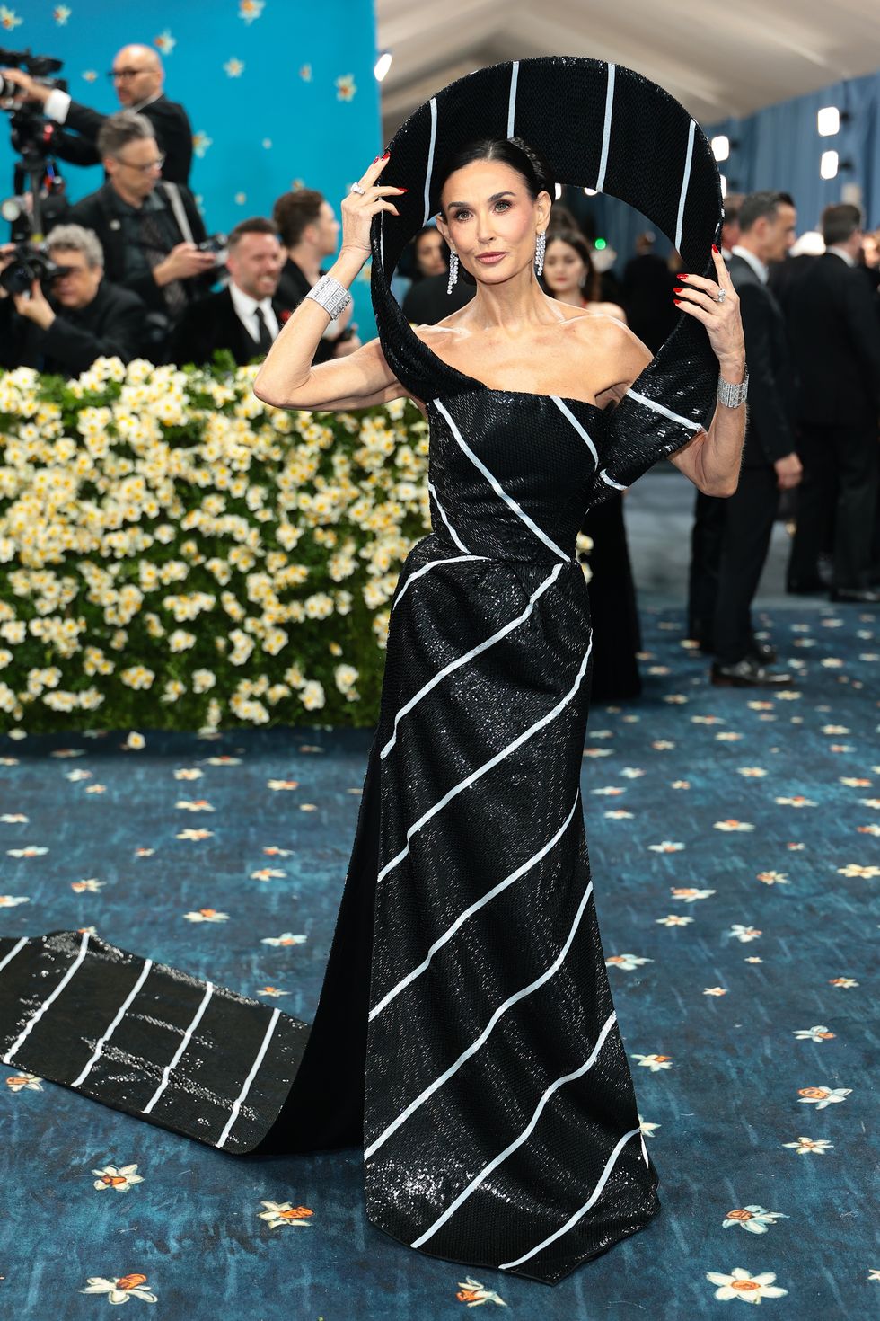 Рианна в Marc Jacobs и Энн Хэтэуэй в Carolina Herrera: красная дорожка Met Gala 2025 (фото 54)