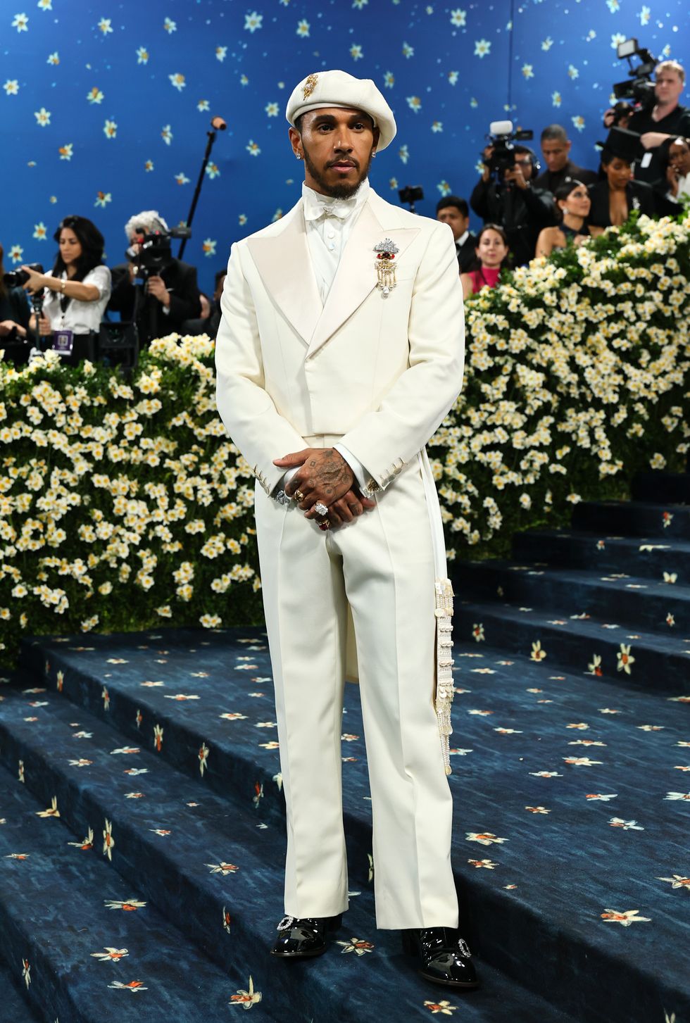 Рианна в Marc Jacobs и Энн Хэтэуэй в Carolina Herrera: красная дорожка Met Gala 2025 (фото 39)