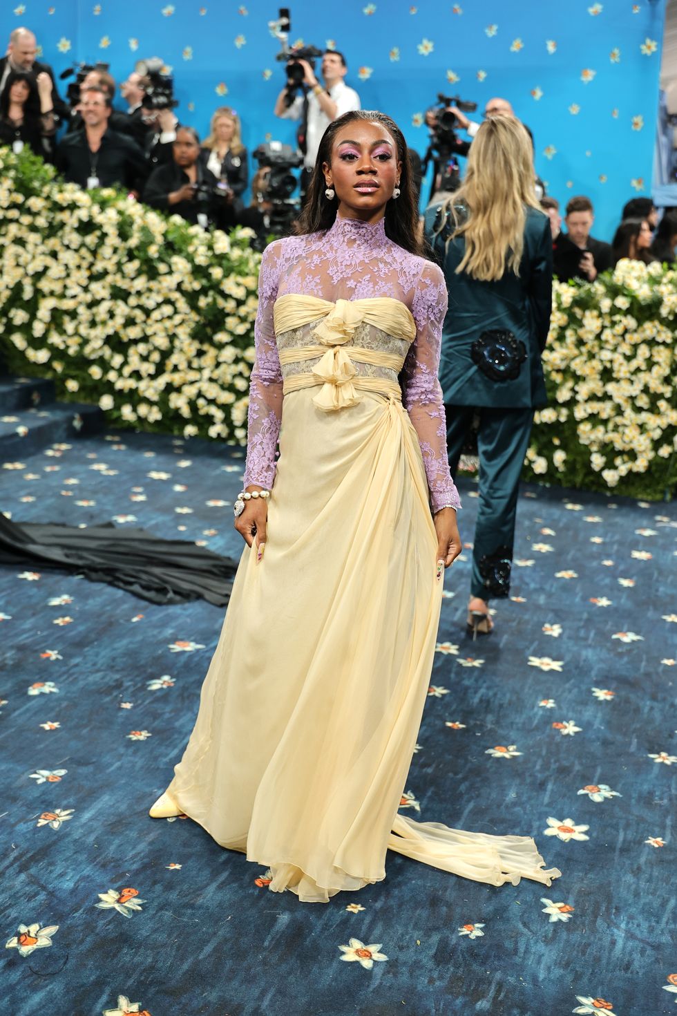 Рианна в Marc Jacobs и Энн Хэтэуэй в Carolina Herrera: красная дорожка Met Gala 2025 (фото 51)