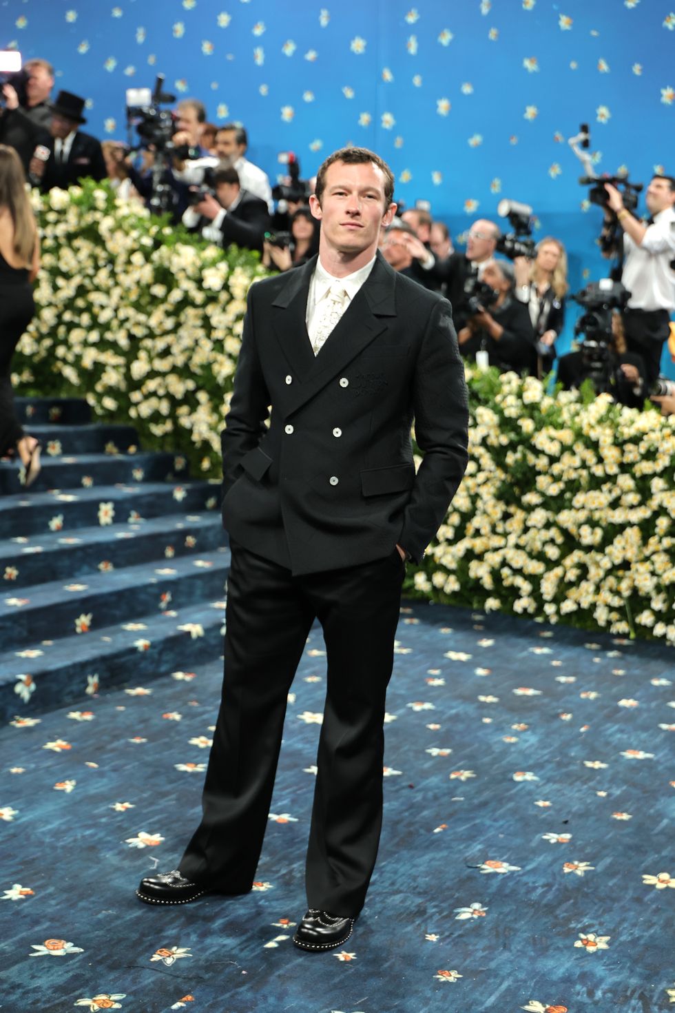 Рианна в Marc Jacobs и Энн Хэтэуэй в Carolina Herrera: красная дорожка Met Gala 2025 (фото 15)