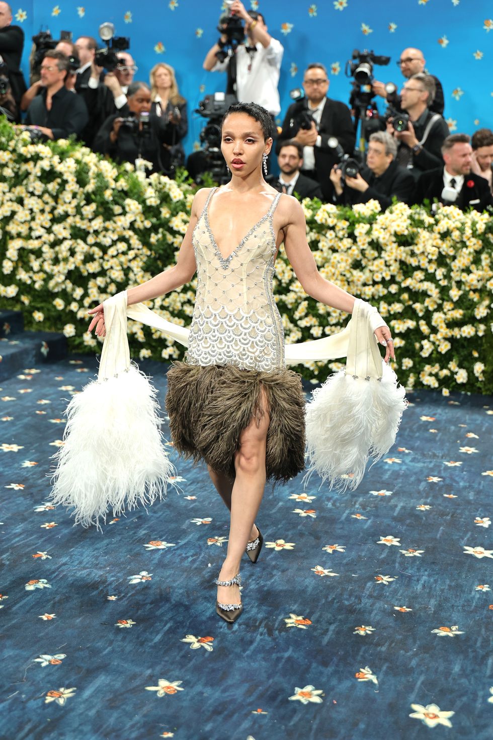 Рианна в Marc Jacobs и Энн Хэтэуэй в Carolina Herrera: красная дорожка Met Gala 2025 (фото 56)