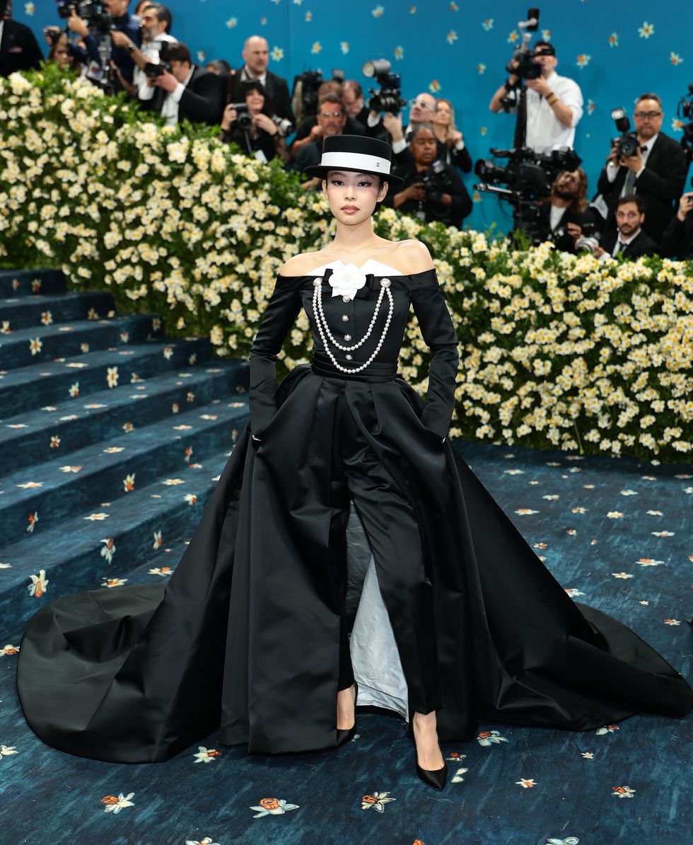 Рианна в Marc Jacobs и Энн Хэтэуэй в Carolina Herrera: красная дорожка Met Gala 2025 (фото 35)