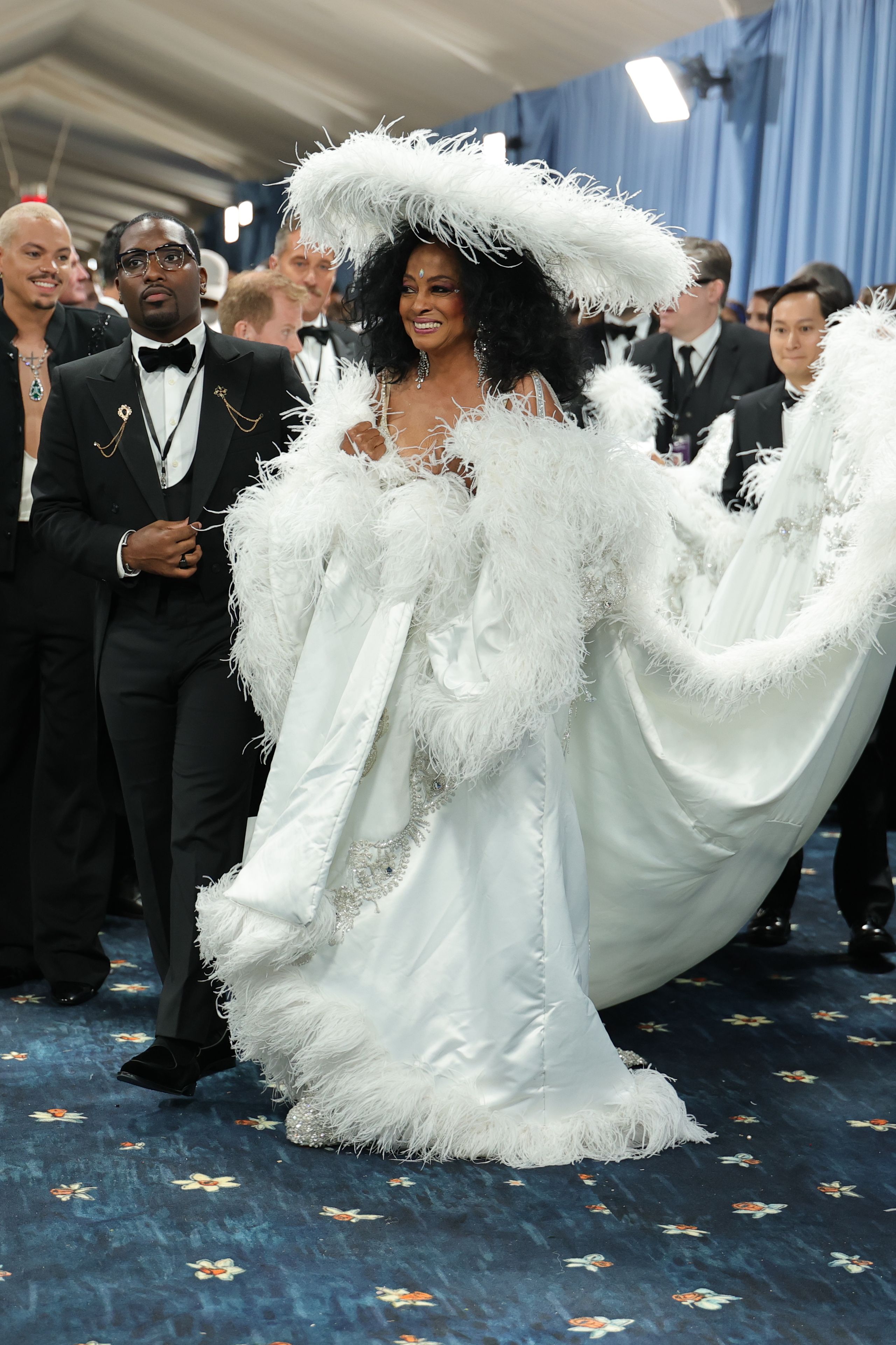 Рианна в Marc Jacobs и Энн Хэтэуэй в Carolina Herrera: красная дорожка Met Gala 2025 (фото 31)