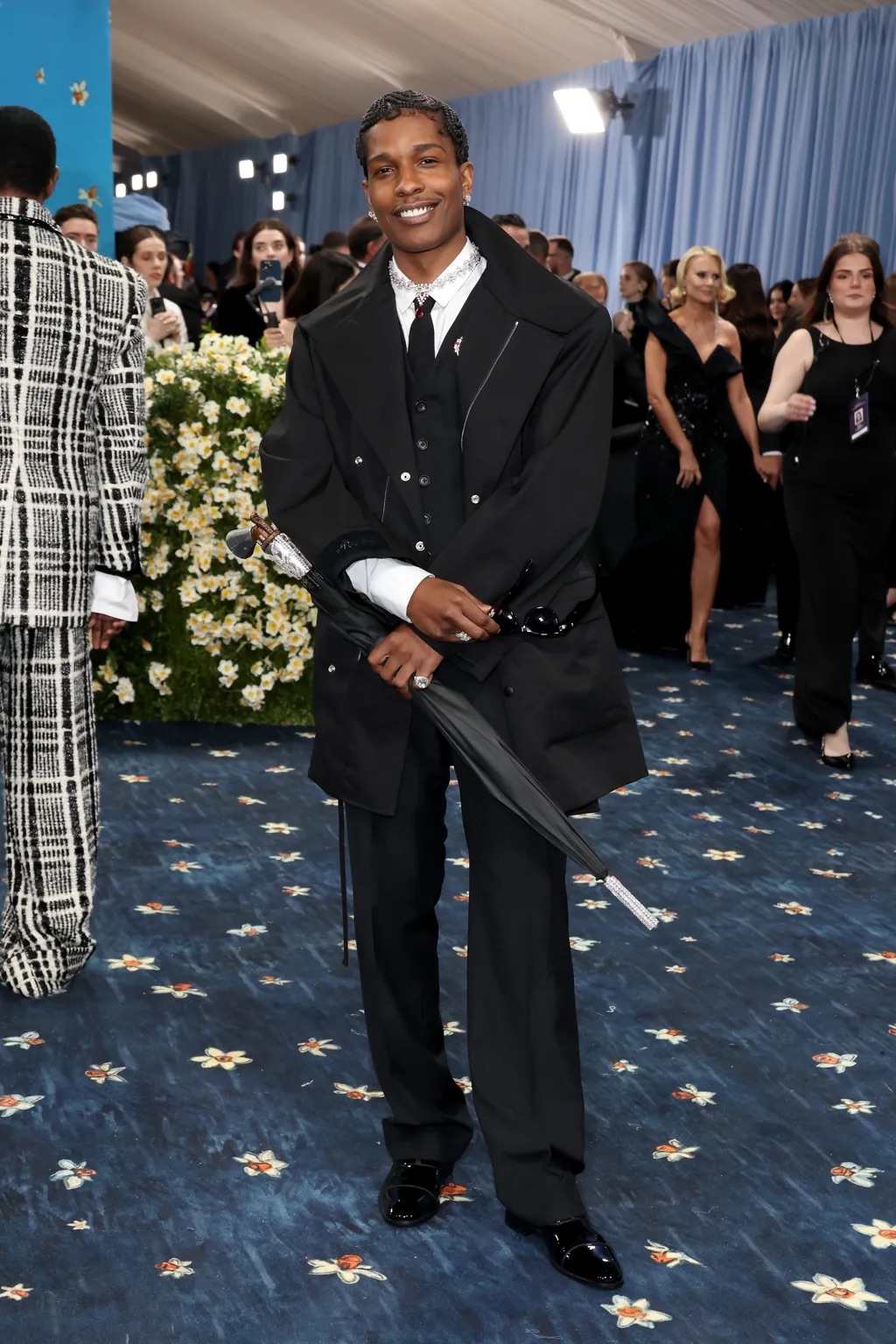 Рианна в Marc Jacobs и Энн Хэтэуэй в Carolina Herrera: красная дорожка Met Gala 2025 (фото 20)