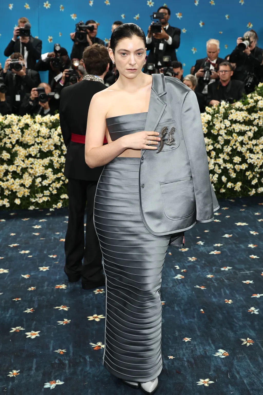 Рианна в Marc Jacobs и Энн Хэтэуэй в Carolina Herrera: красная дорожка Met Gala 2025 (фото 28)