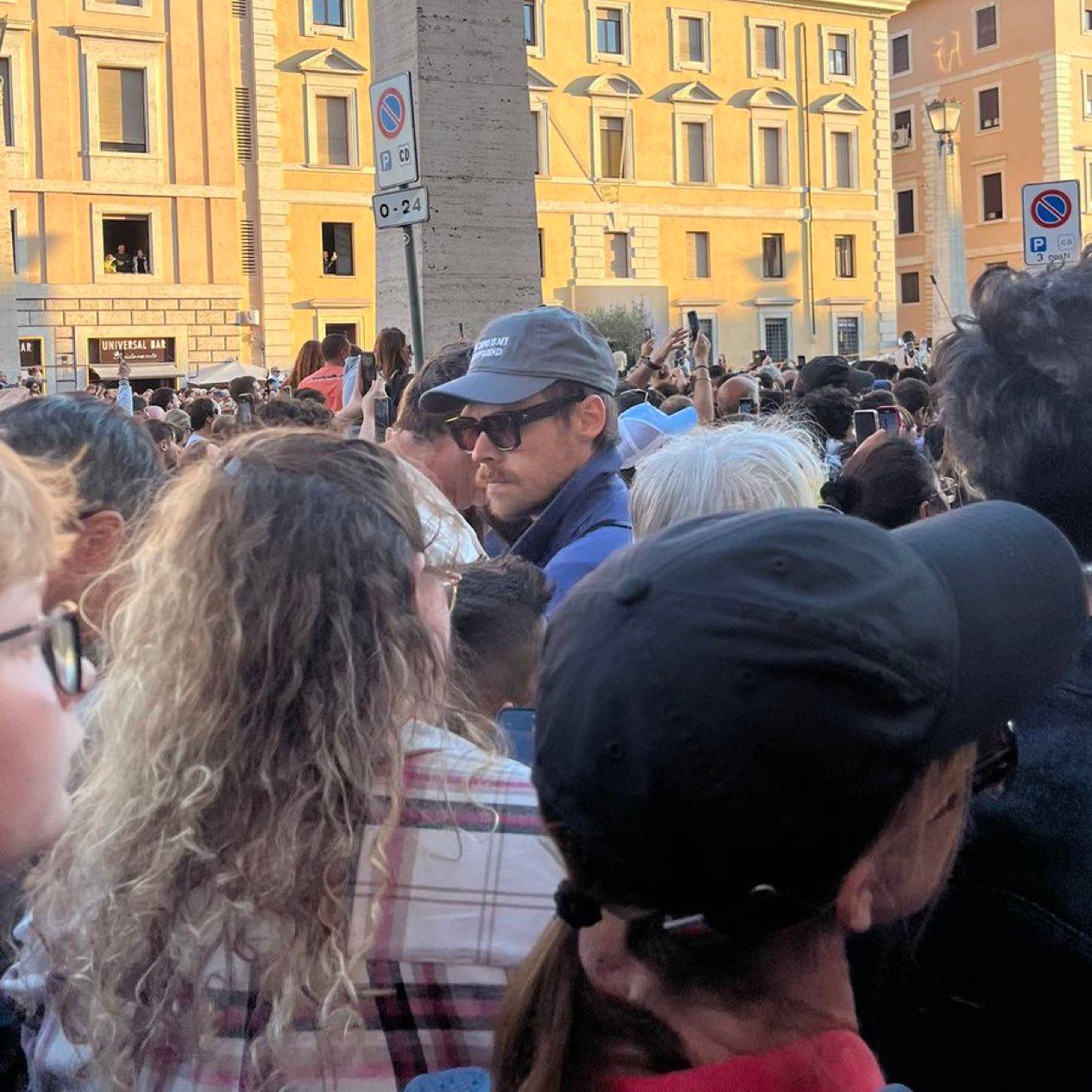 Гарри Стайлса заметили во время оглашения нового папы Льва XIV (фото 1)