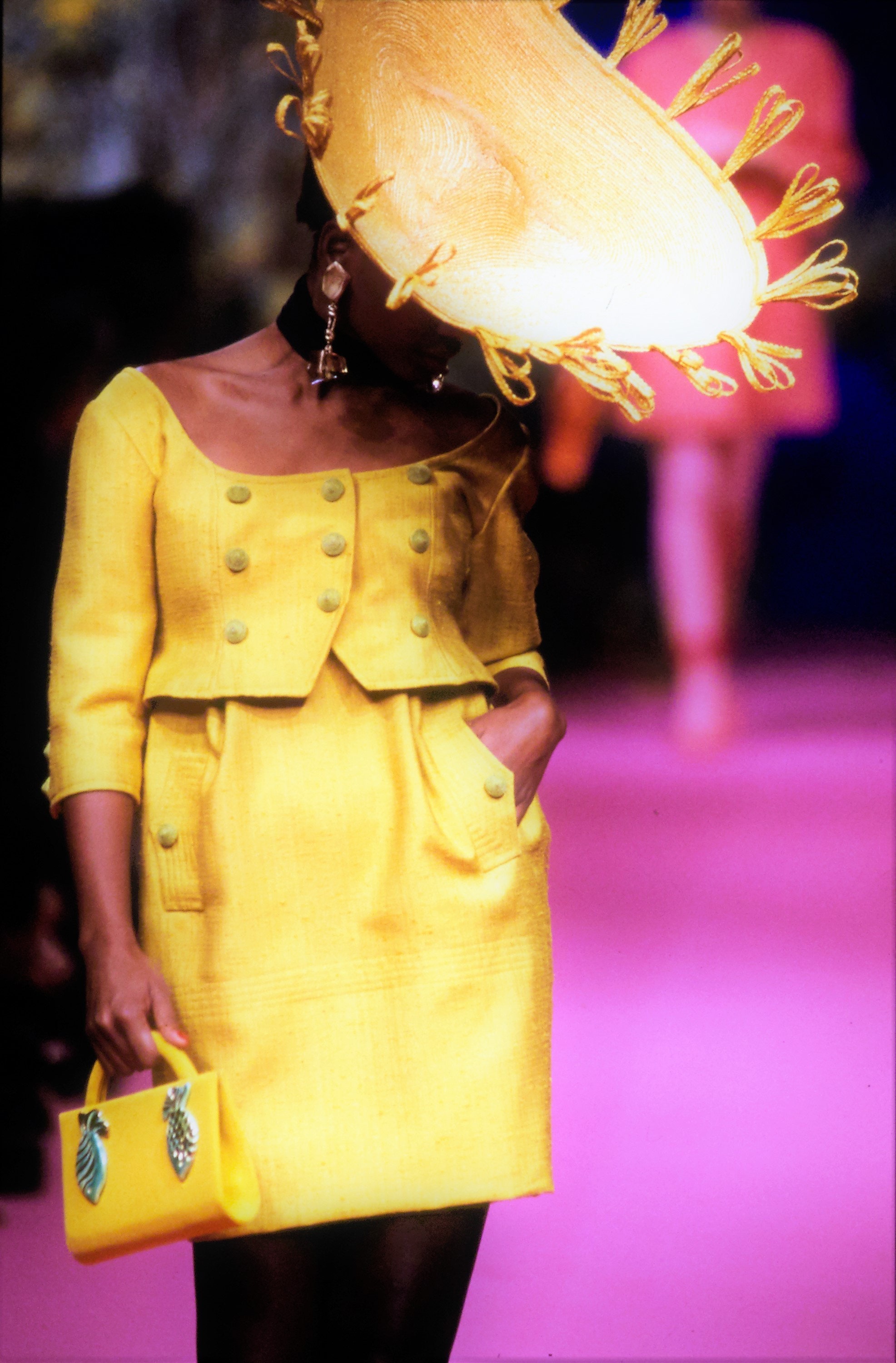 Кристиану Лакруа — 74! Что нужно знать об авторе того самого топа с крестом с обложки американского Vogue (фото 5)