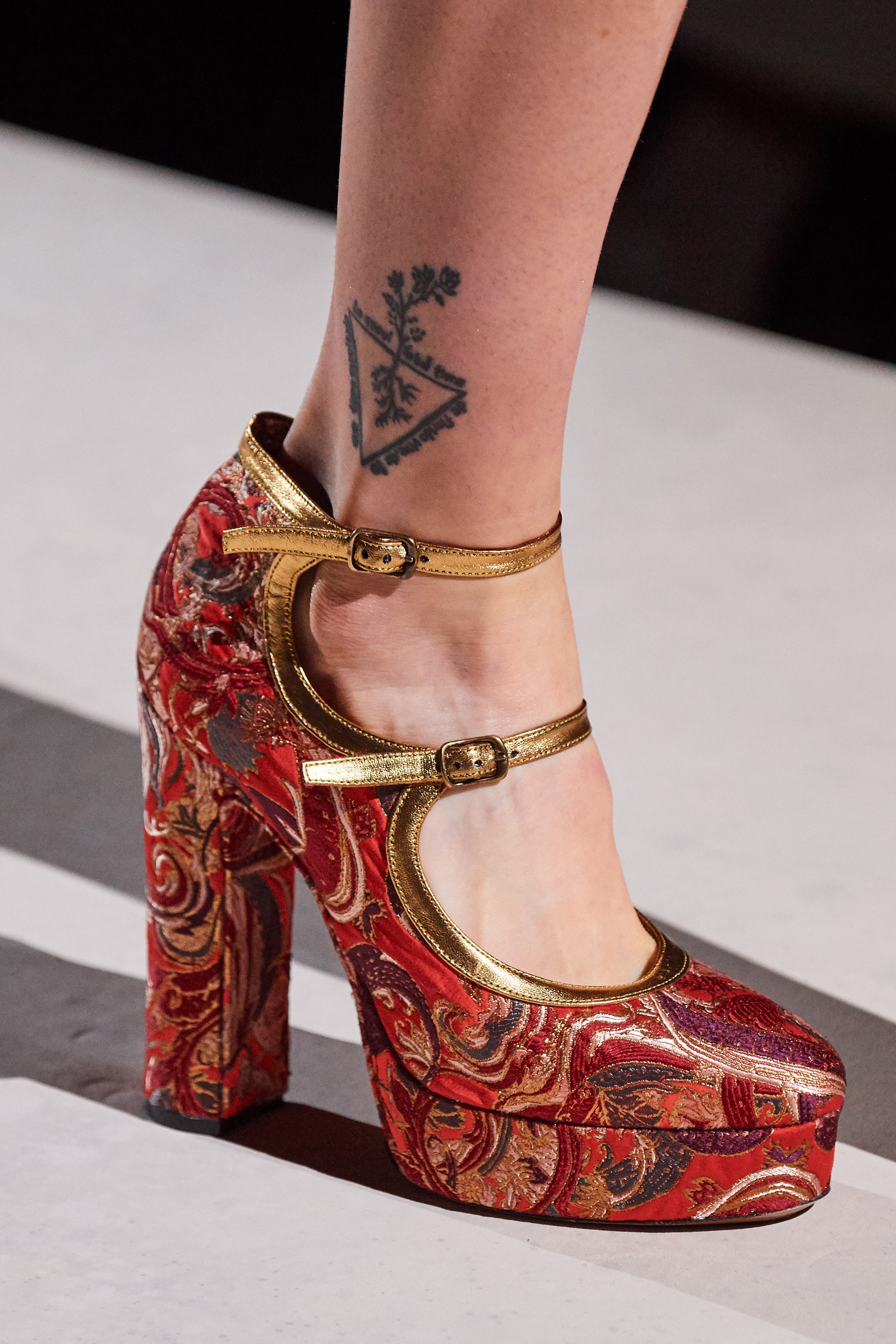 Кристиану Лакруа — 74! Что нужно знать об авторе того самого топа с крестом с обложки американского Vogue (фото 16)