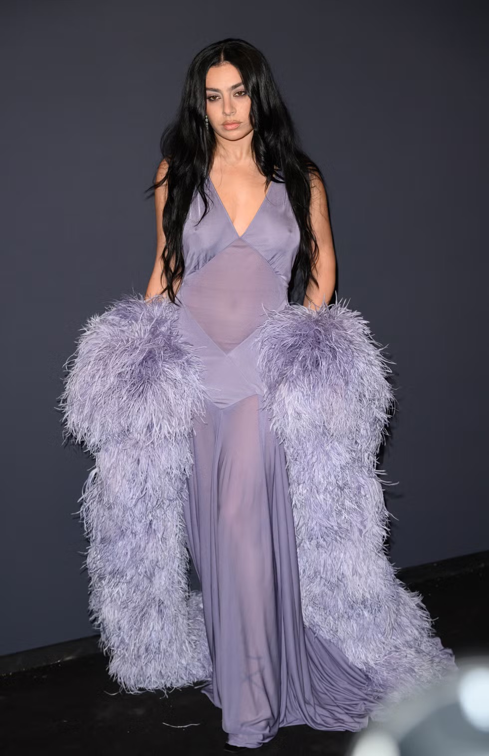 Маргарет Куолли в Chanel и Педро Паскаль в Calvin Klein: лучшие образы Каннского кинофестиваля 2025 (фото 3)