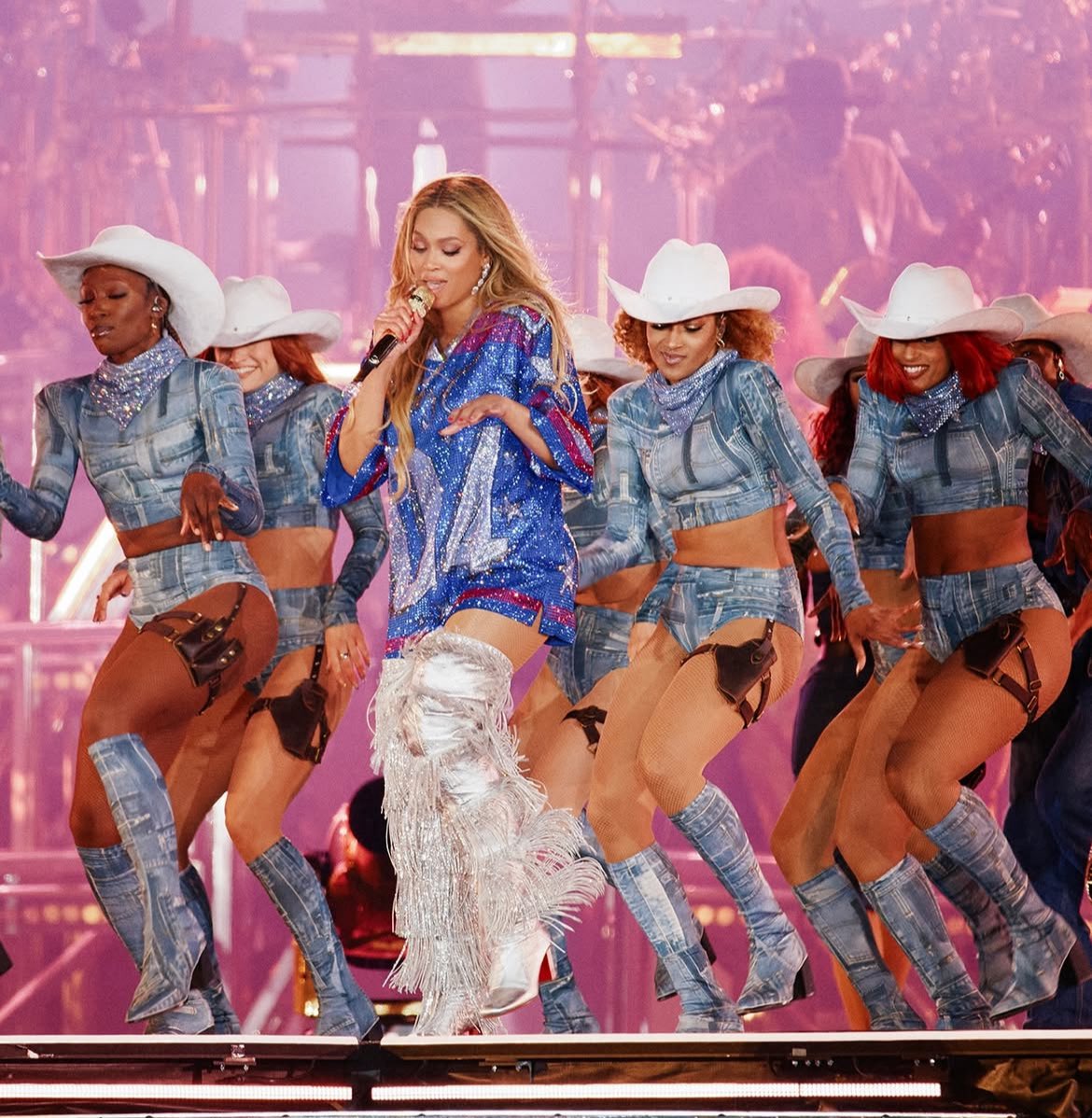 Loewe, Versace и Diesel: самые яркие образы Бейонсе из тура Cowboy Carter (фото 3)