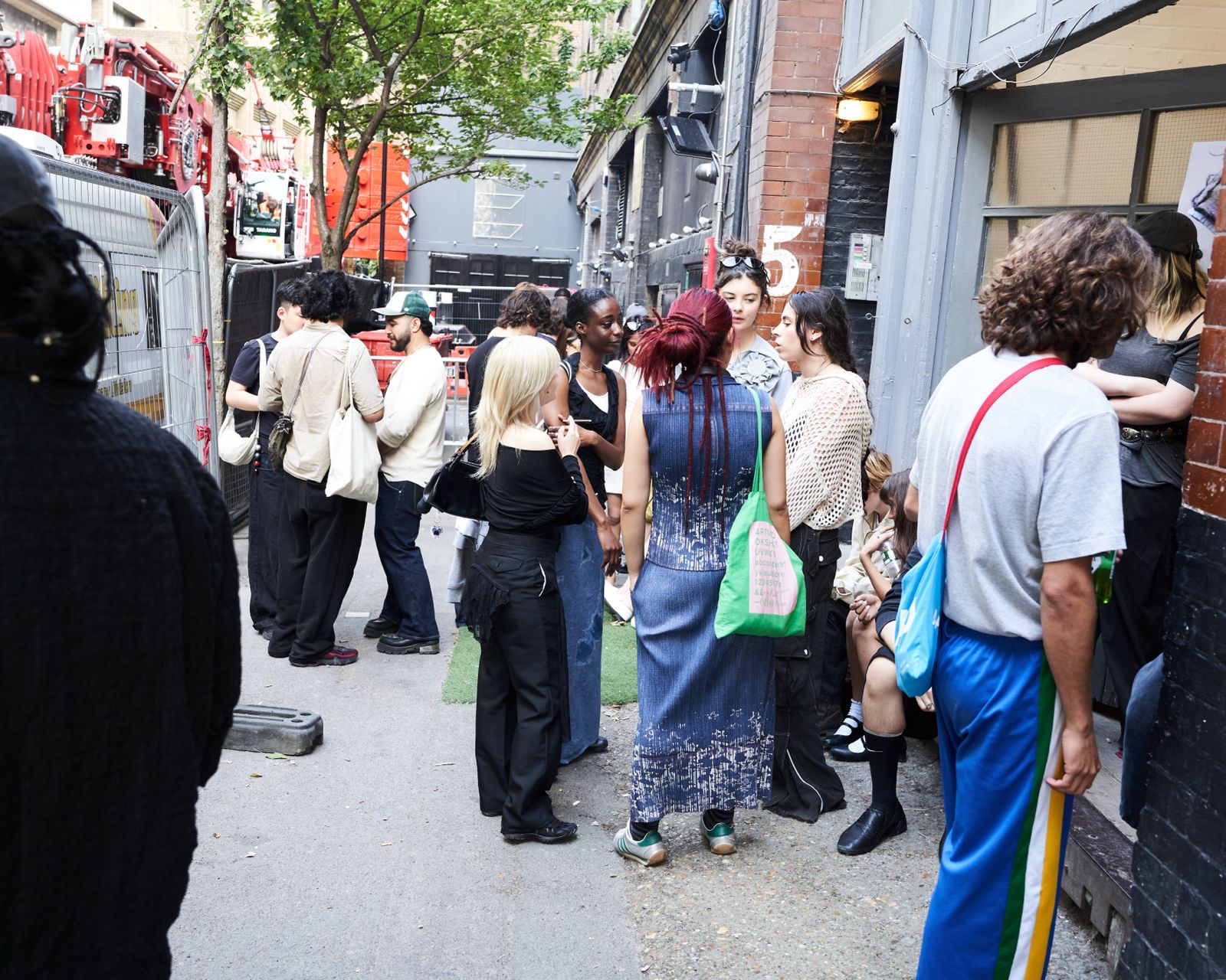 «Начинаешь видеть свое место»: Диана Перова — о том, что нужно российскому дизайнеру, чтобы развиваться в Лондоне (фото 17)