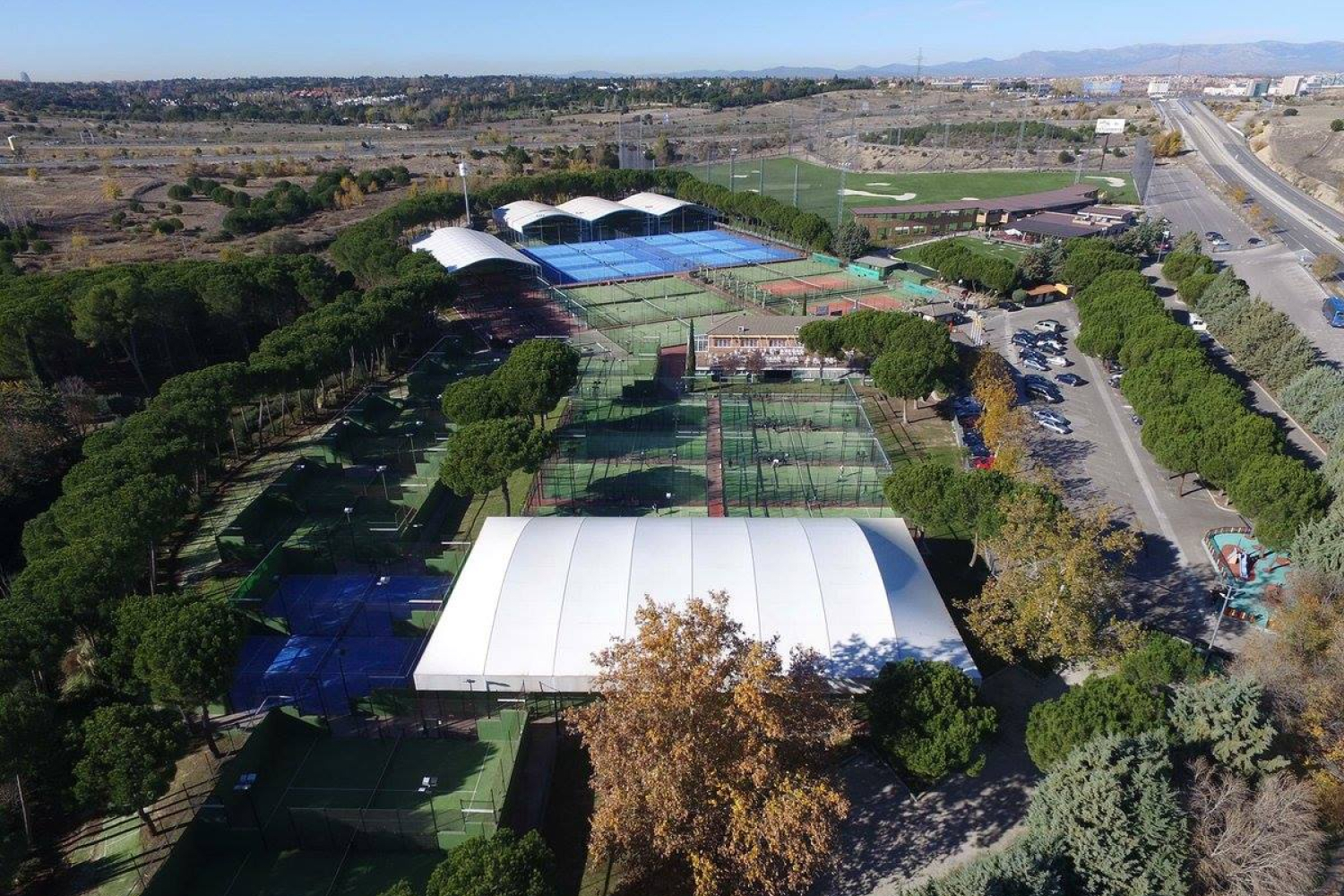 Гибрид тенниса и сквоша: что такое падел и где в него играть в Москве (фото 3)