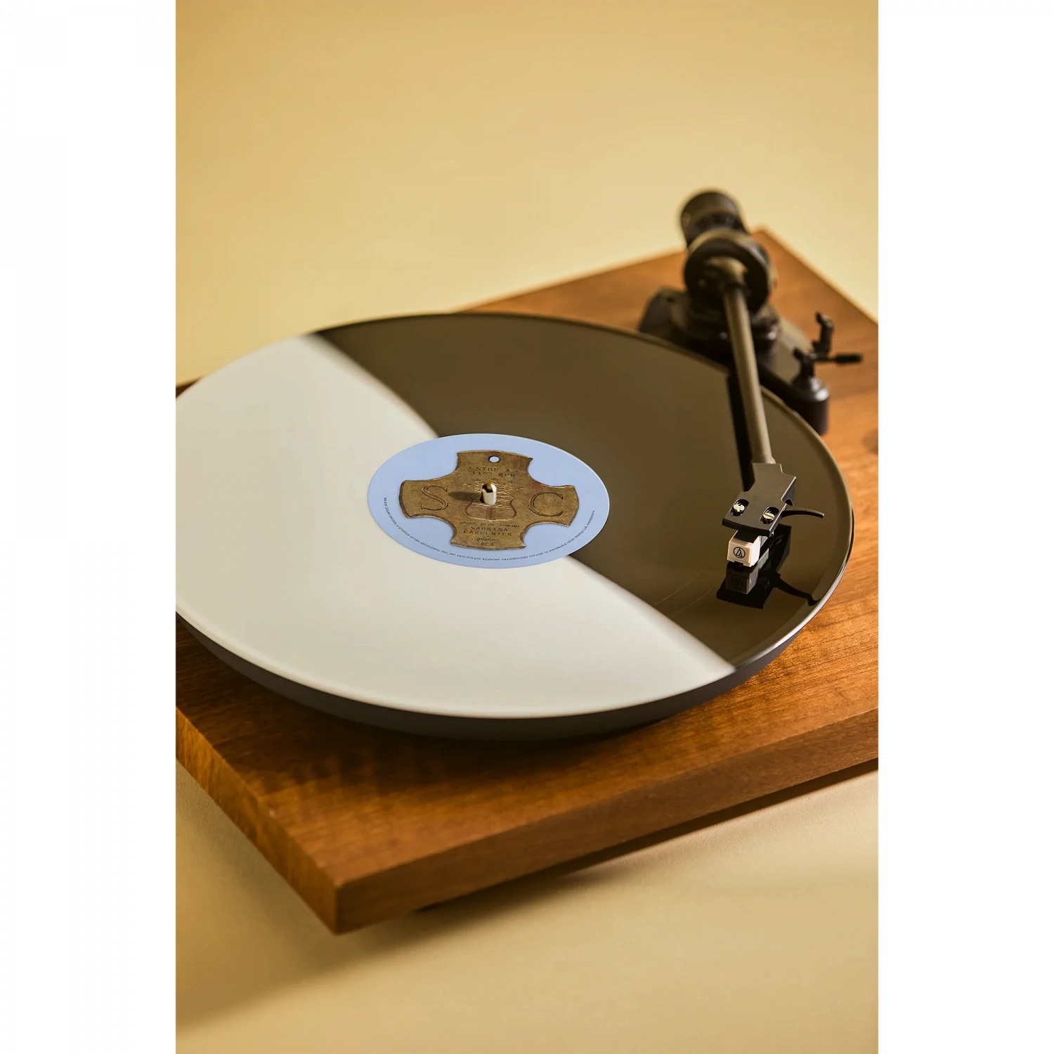 Сабрина Карпентер выпустила альтернативную версию обложки «Man's Best Friend» (фото 3)