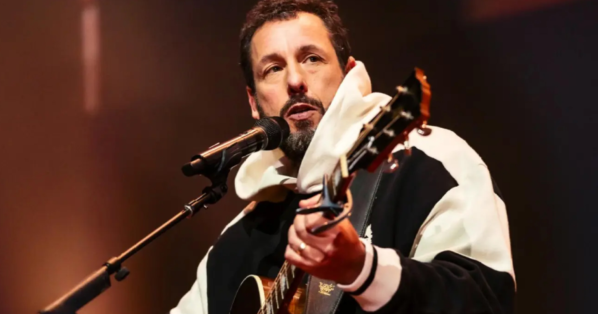 Адам Сэндлер отправится в большой гастрольный тур этой осенью (фото 1)