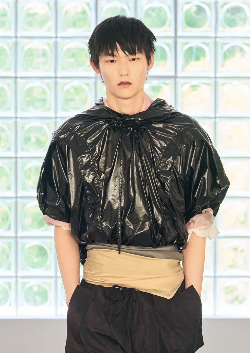 Челка-штрихкод и стрижка Алессандро Микеле: бьюти-тренды мужской Недели моды весна-лето 2026 (фото 1)